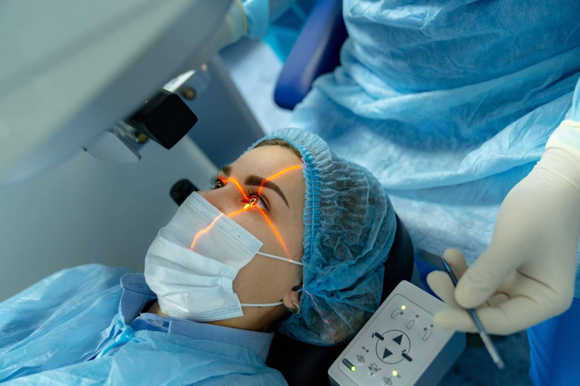 El empleo de lentes intraoculares para tratar las cataratas