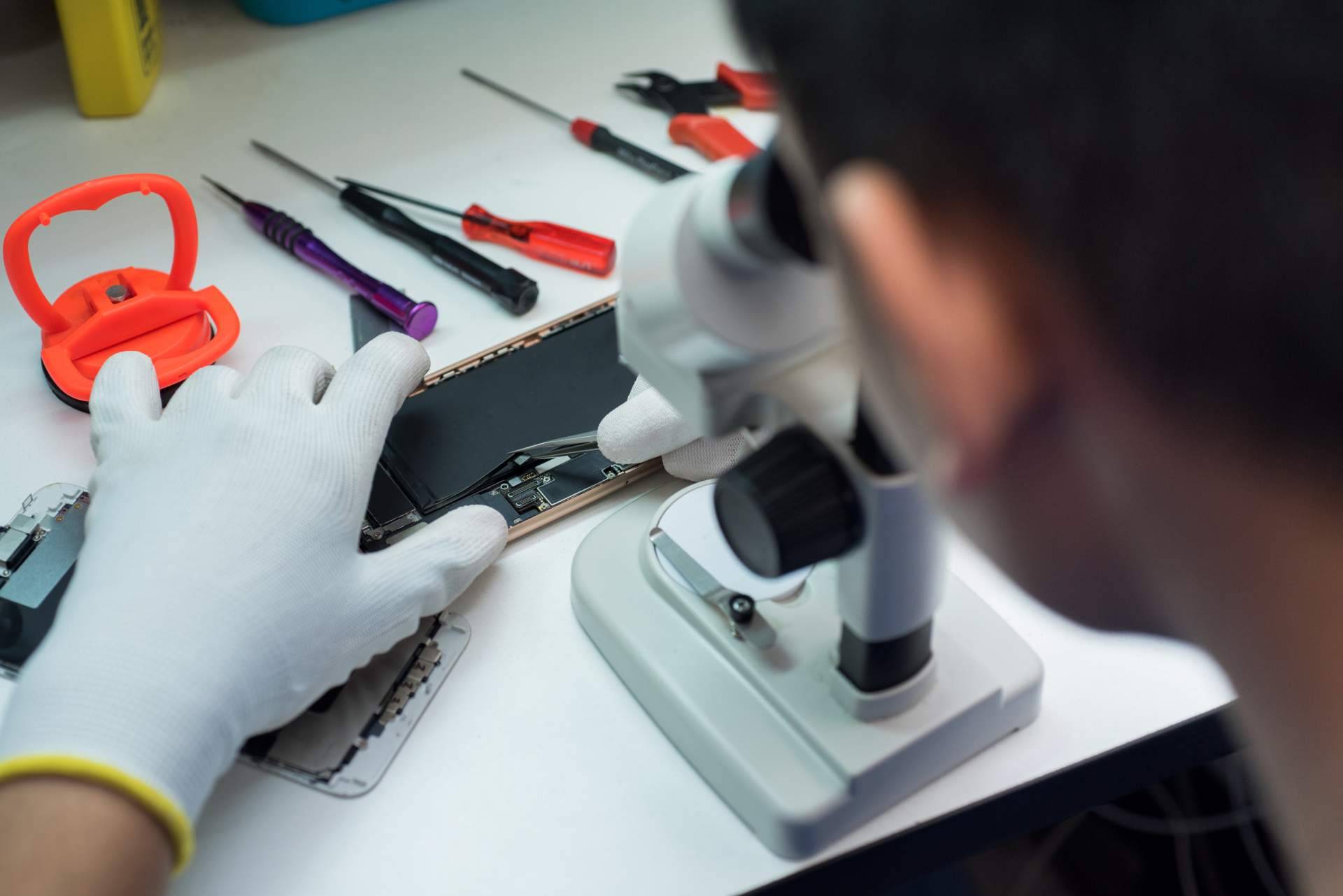 Repararación de iPhones con repuestos originales en Doctor Móviles