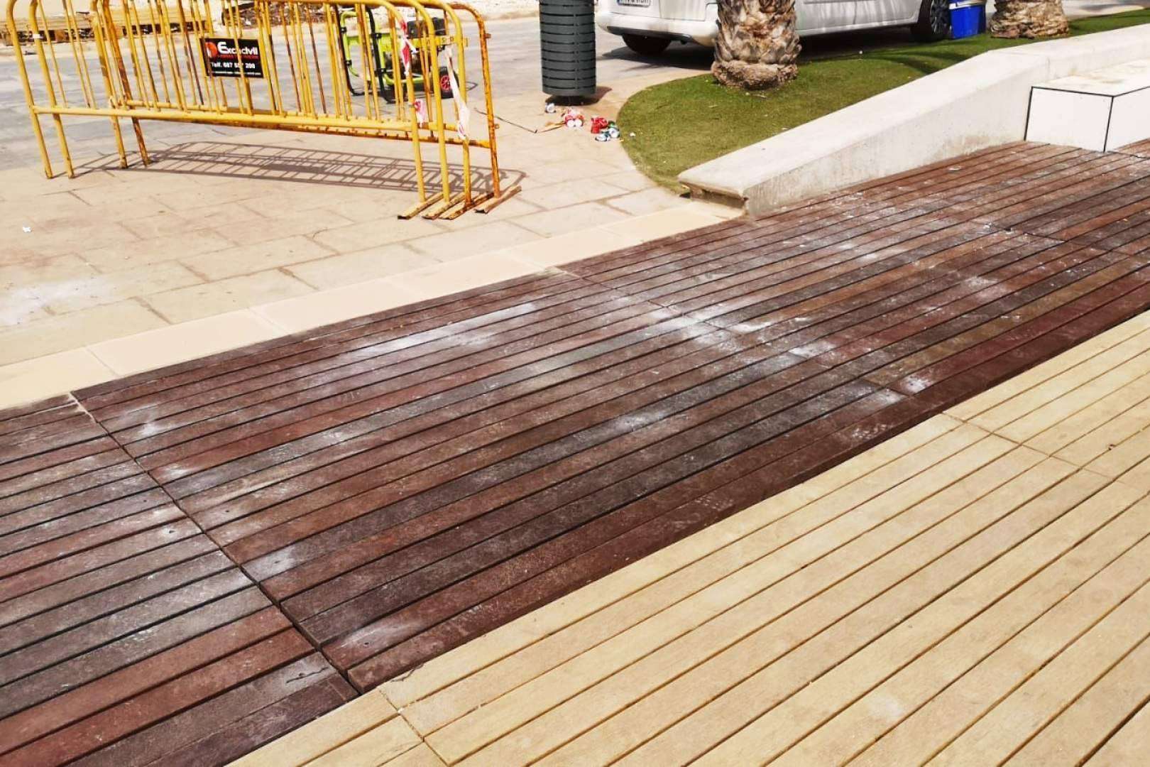 Abadecom, suministro e instalación de pasarelas de playa de plástico reciclado