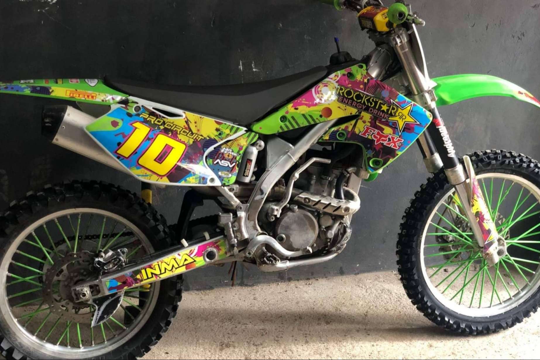 ADHESIVOSEMBARRADOS presenta su gran variedad de pegatinas de moto
