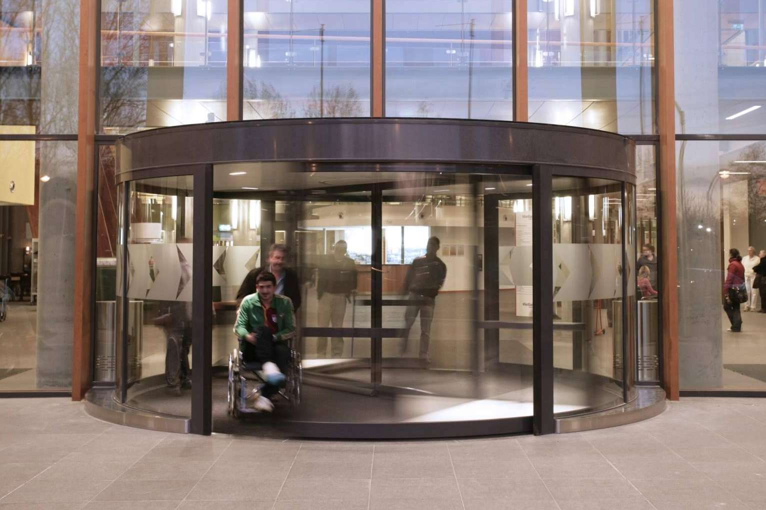 El catálogo de puertas automáticas peatonales que ofrece ASSA ABLOY