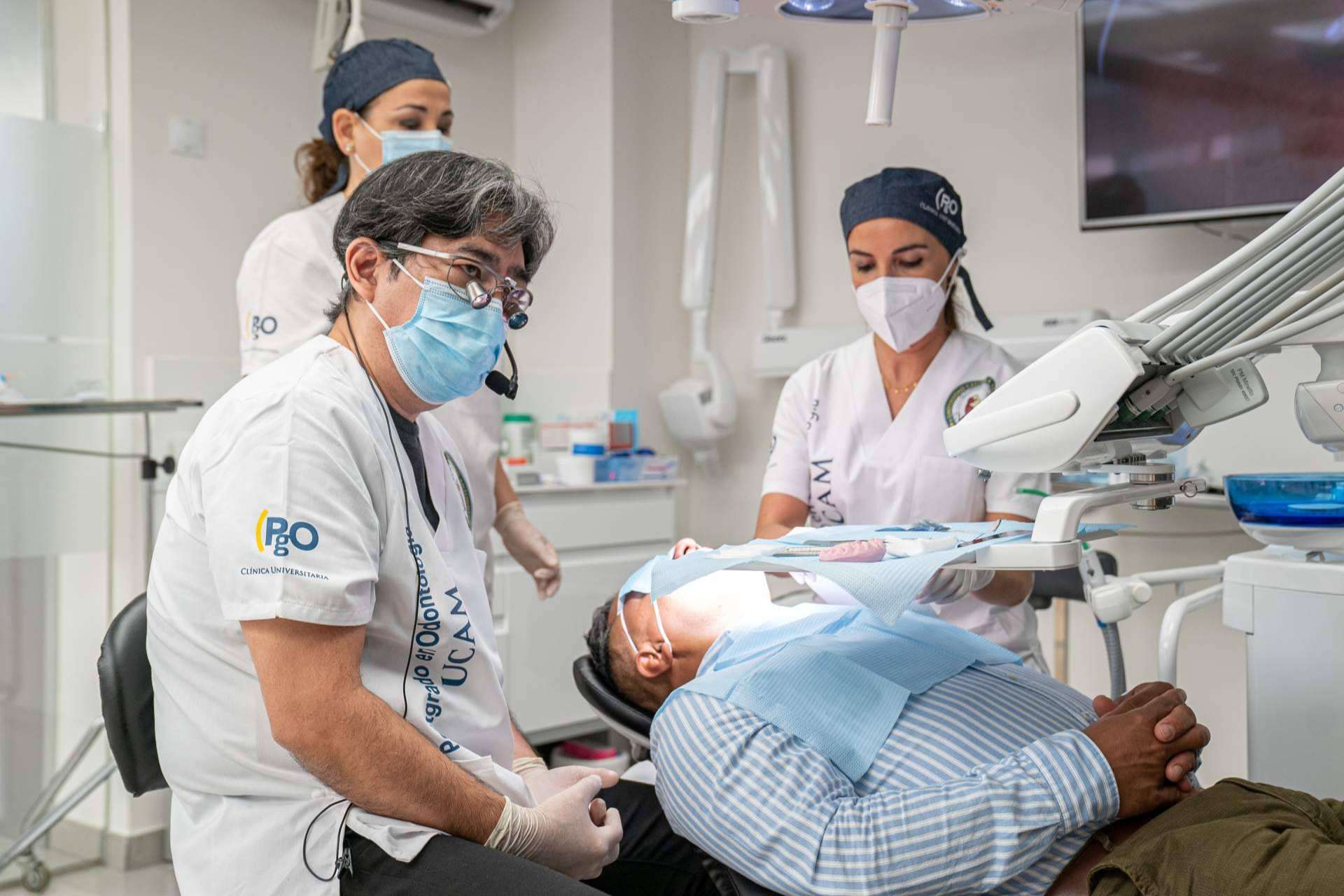 En PgO UCAM, uno de los mejores del mundo imparte la técnica de las carillas de cerámica