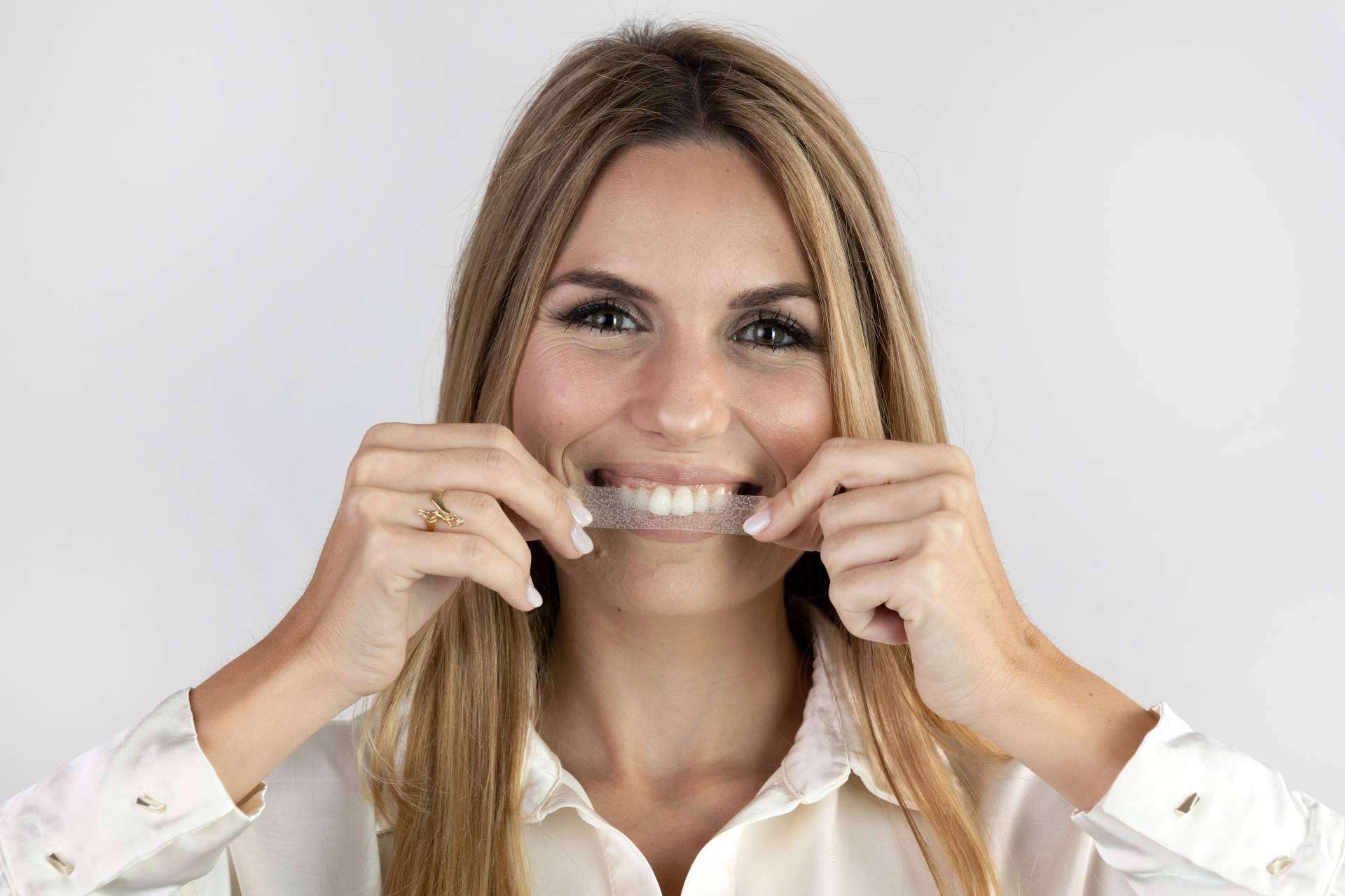 La re-evolución de los dientes blancos con las tiras blanqueadoras del DR. INUK