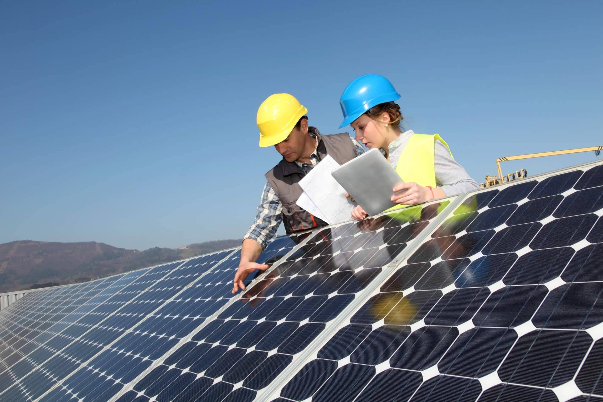 Soof  explica cada cuanto tiempo se tiene que cambiar una placa solar y realizar su mantenimiento