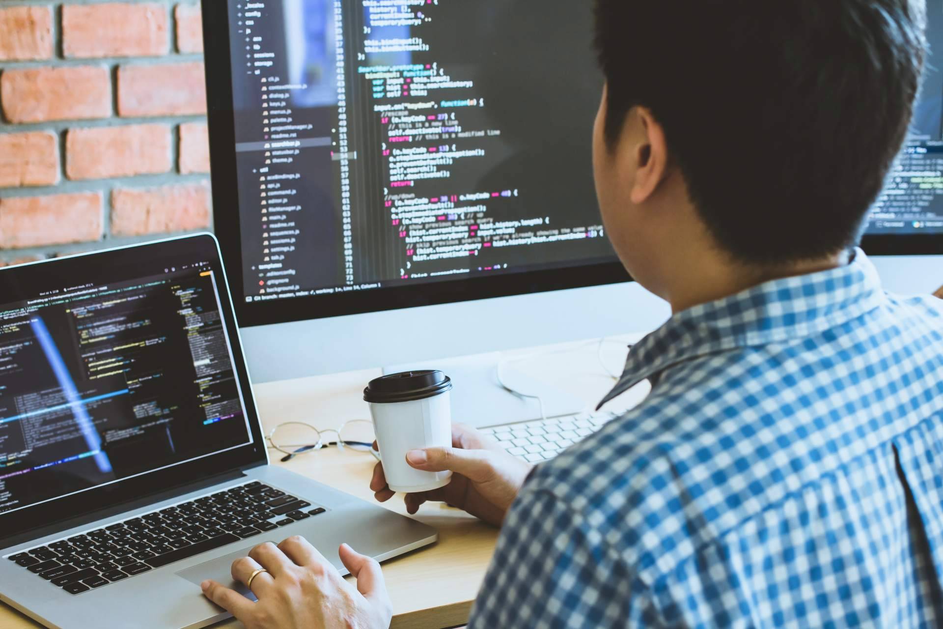 NOÁTICA Programadores Informáticos sobre los riesgos y consecuencias de no proteger la ciberseguridad de las empresas