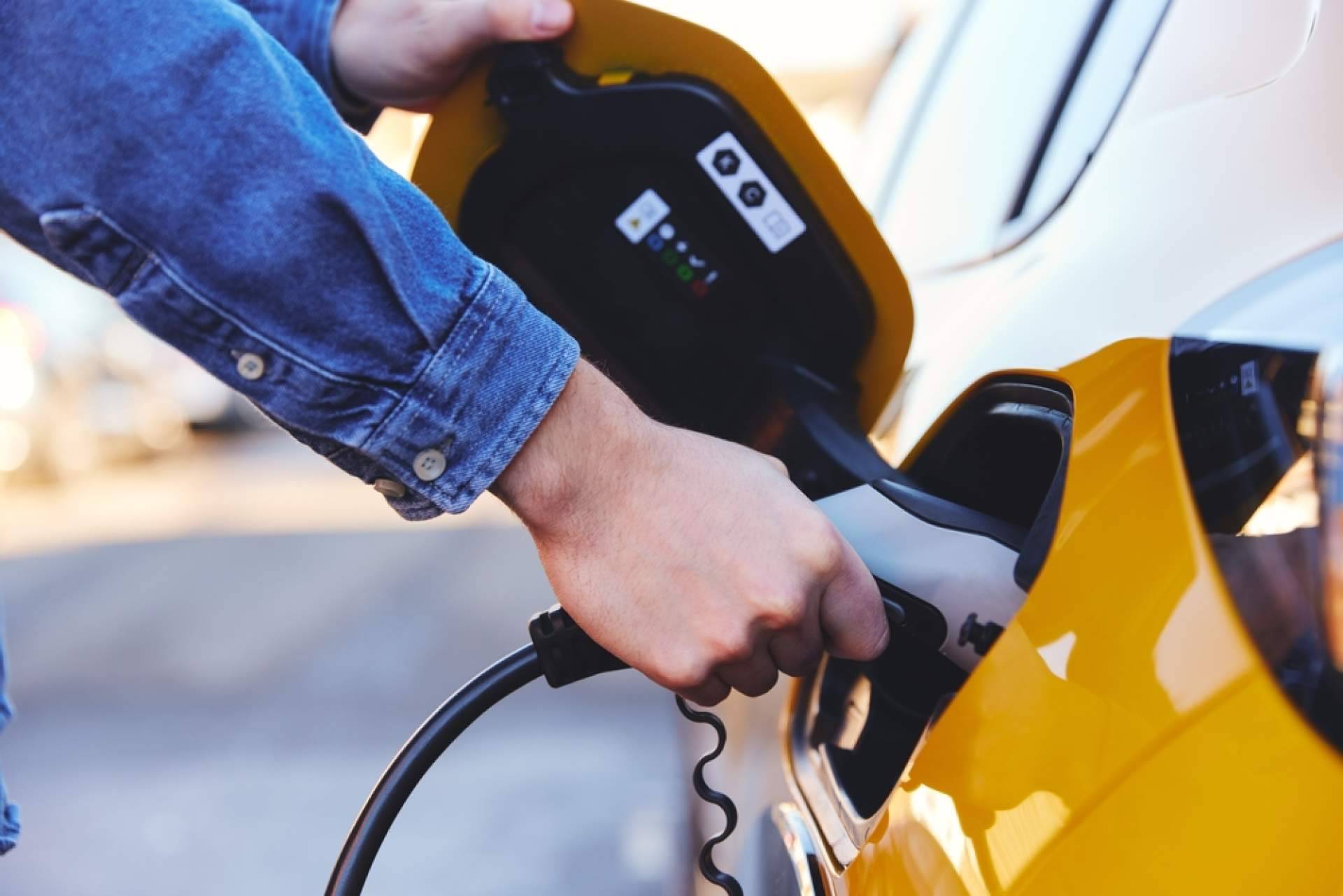 Los beneficios de instalar un punto de recarga para coches eléctricos en casa, con Solar Placa
