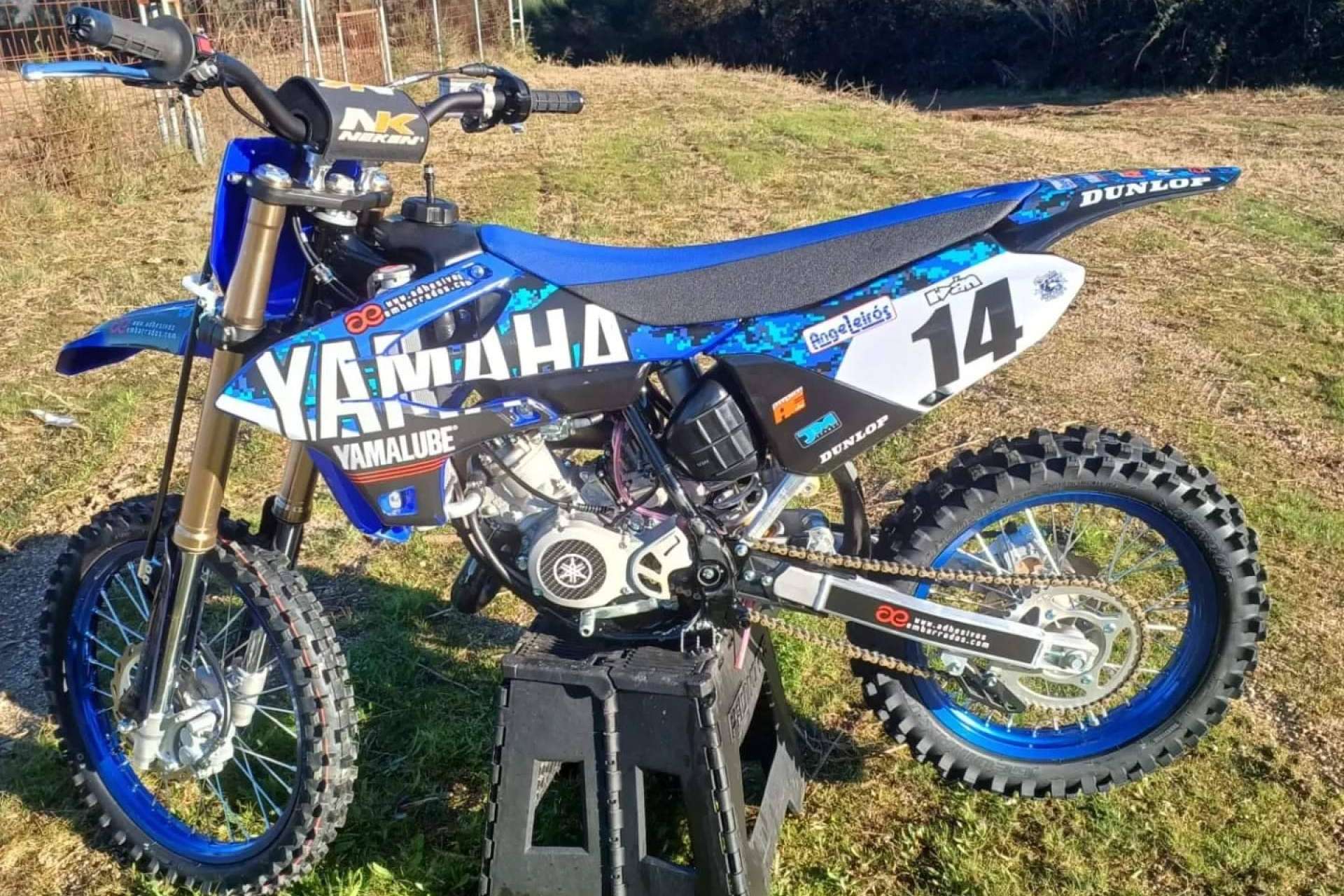 Personalización de pegatinas para motos, con ADHESIVOSEMBARRADOS