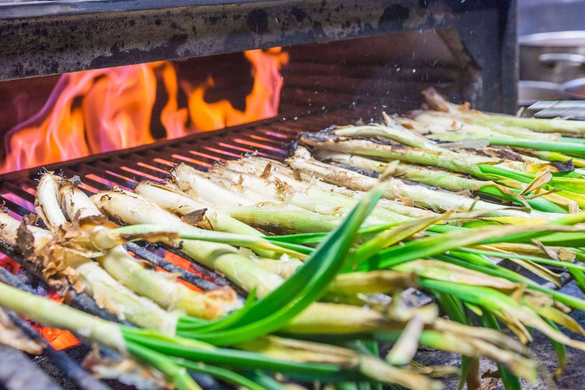 La temporada de los calçots llega a Pasa Tapas