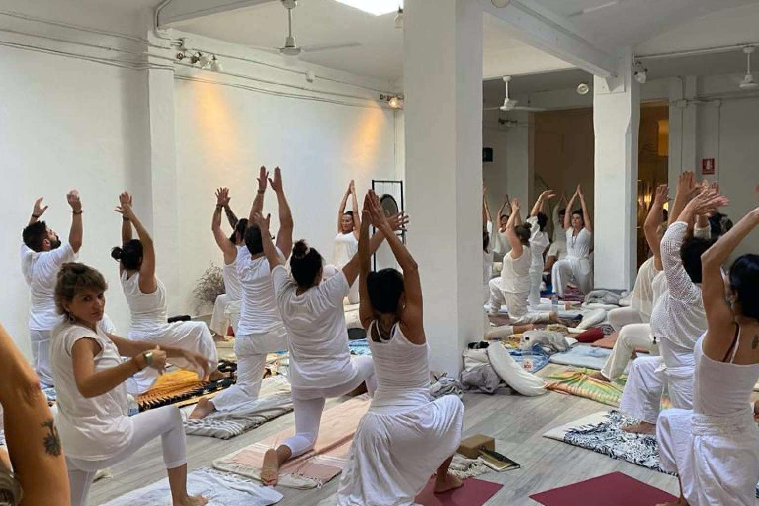 Los distintos estilos de yoga para luchar contra el sedentarismo, por blanc yoga