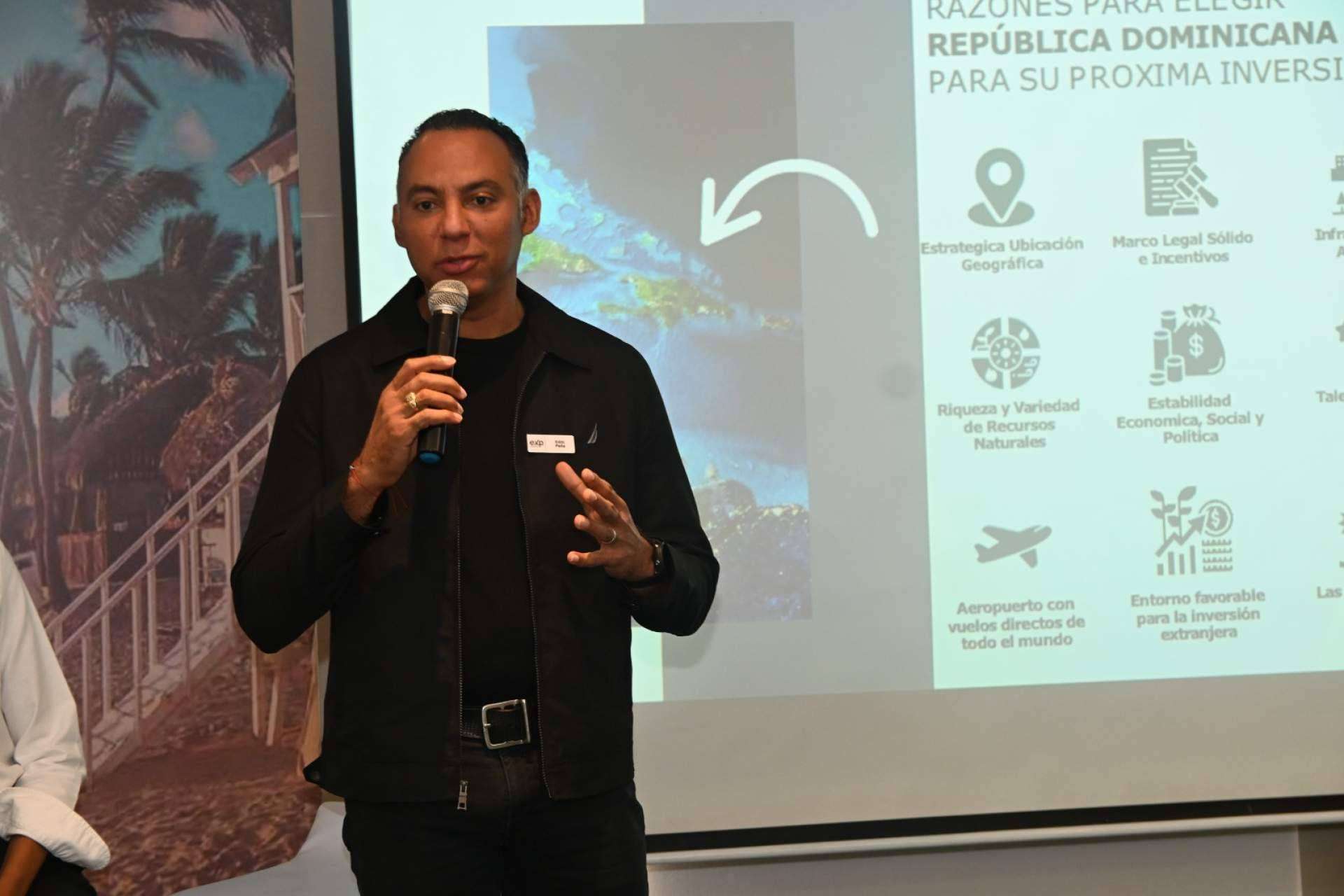 Eddy Peña, asesor inmobiliario especializado en propiedades turísticas
