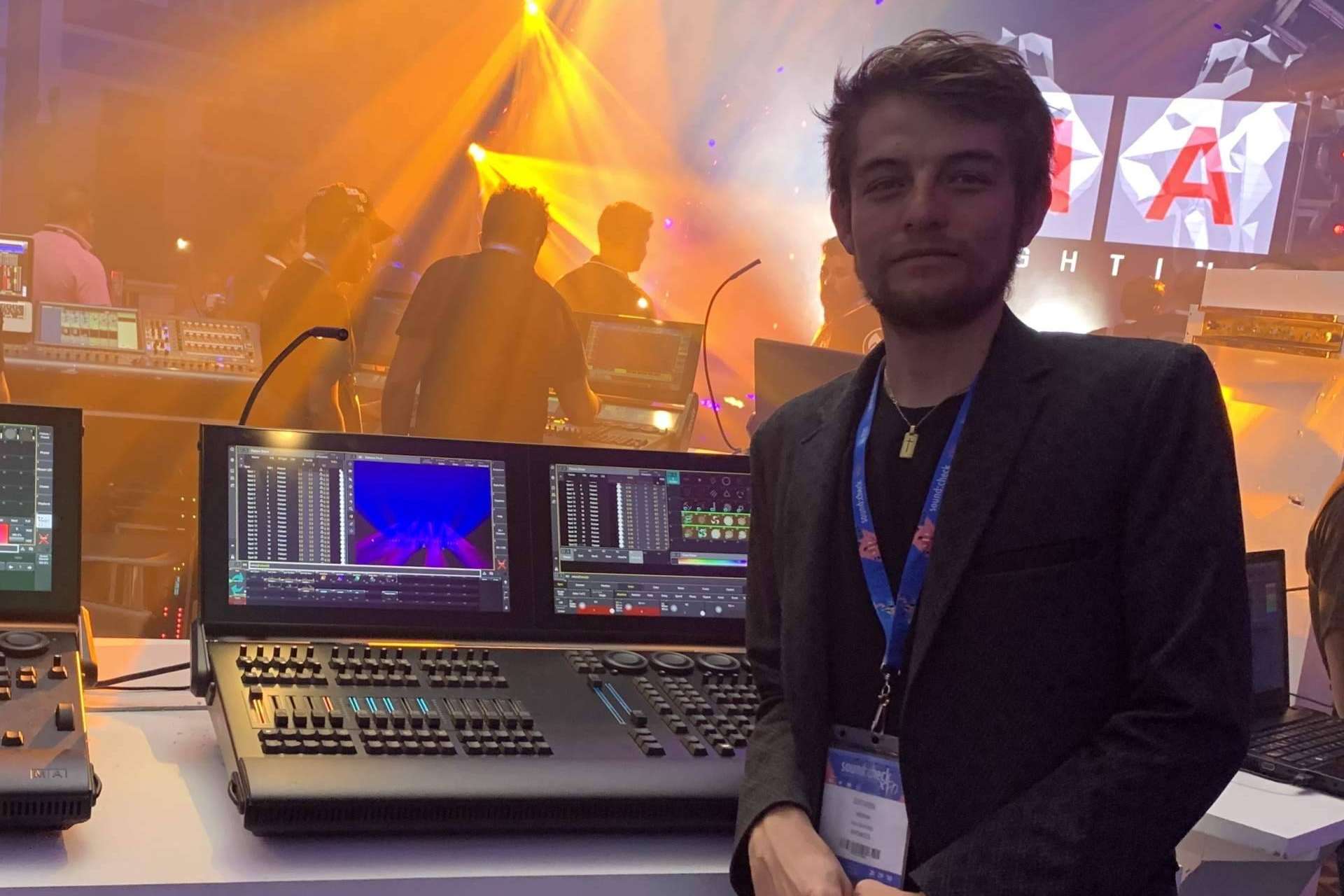 ¿Quién es Nesmar Estiven Cepeda, el Lighting Designer colombiano que hace brillar a los artistas de talla mundial?