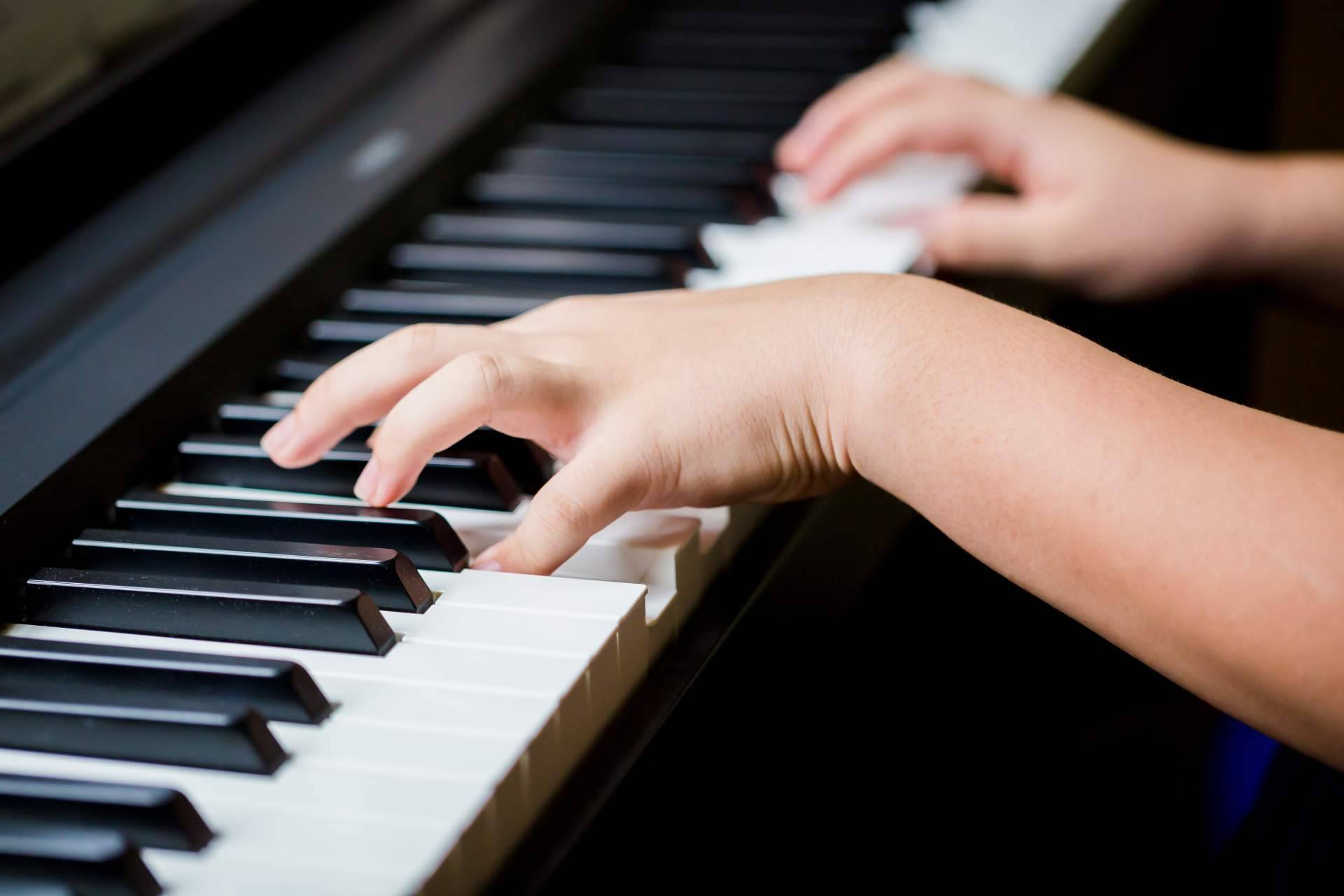Conocer los beneficios de tocar el piano con clases particulares