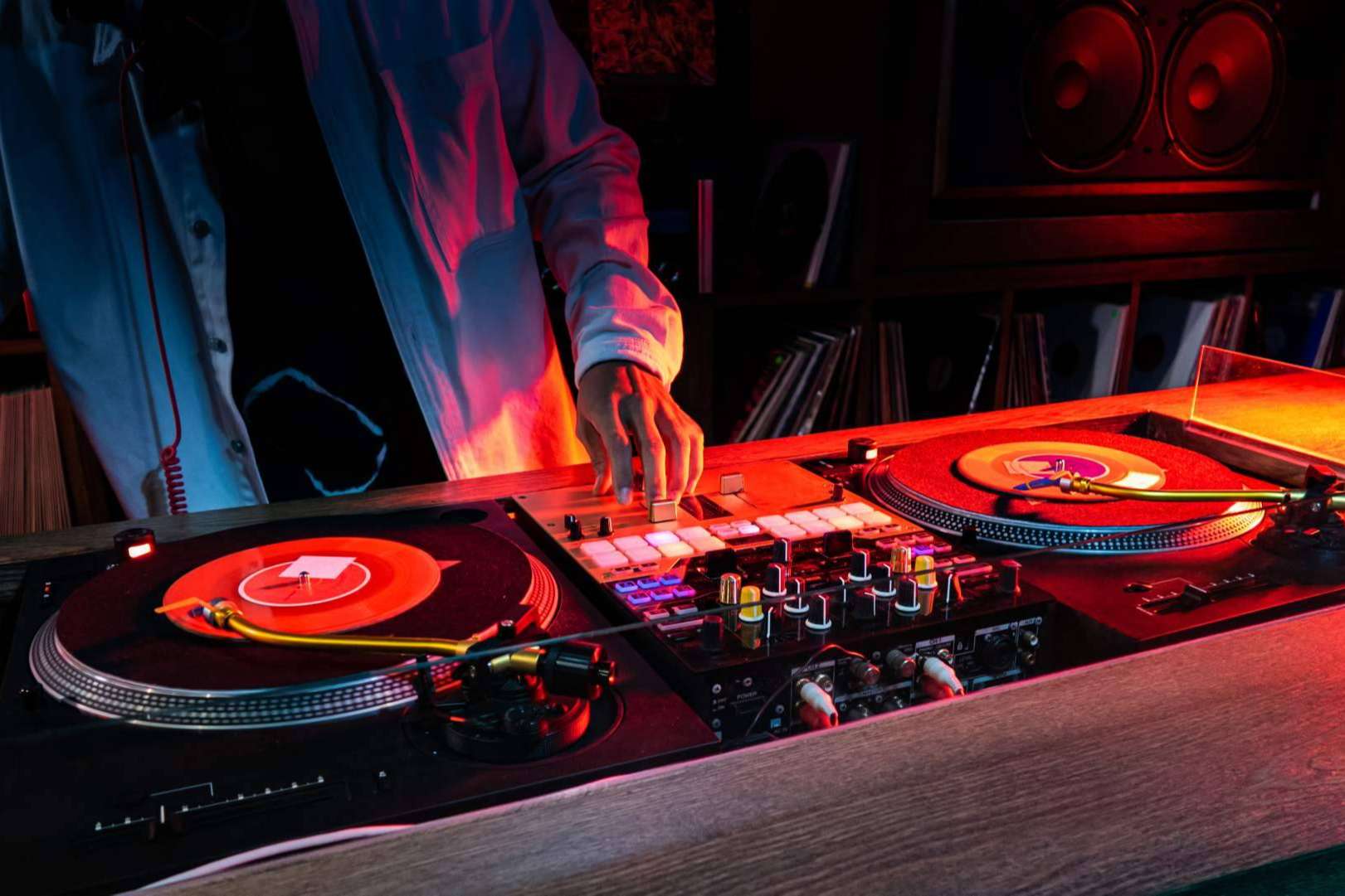 Space of Sound recupera el formato de disco clásico con la fiesta Puro Vinilo Space, Phil Weeks será la estrella a los platos