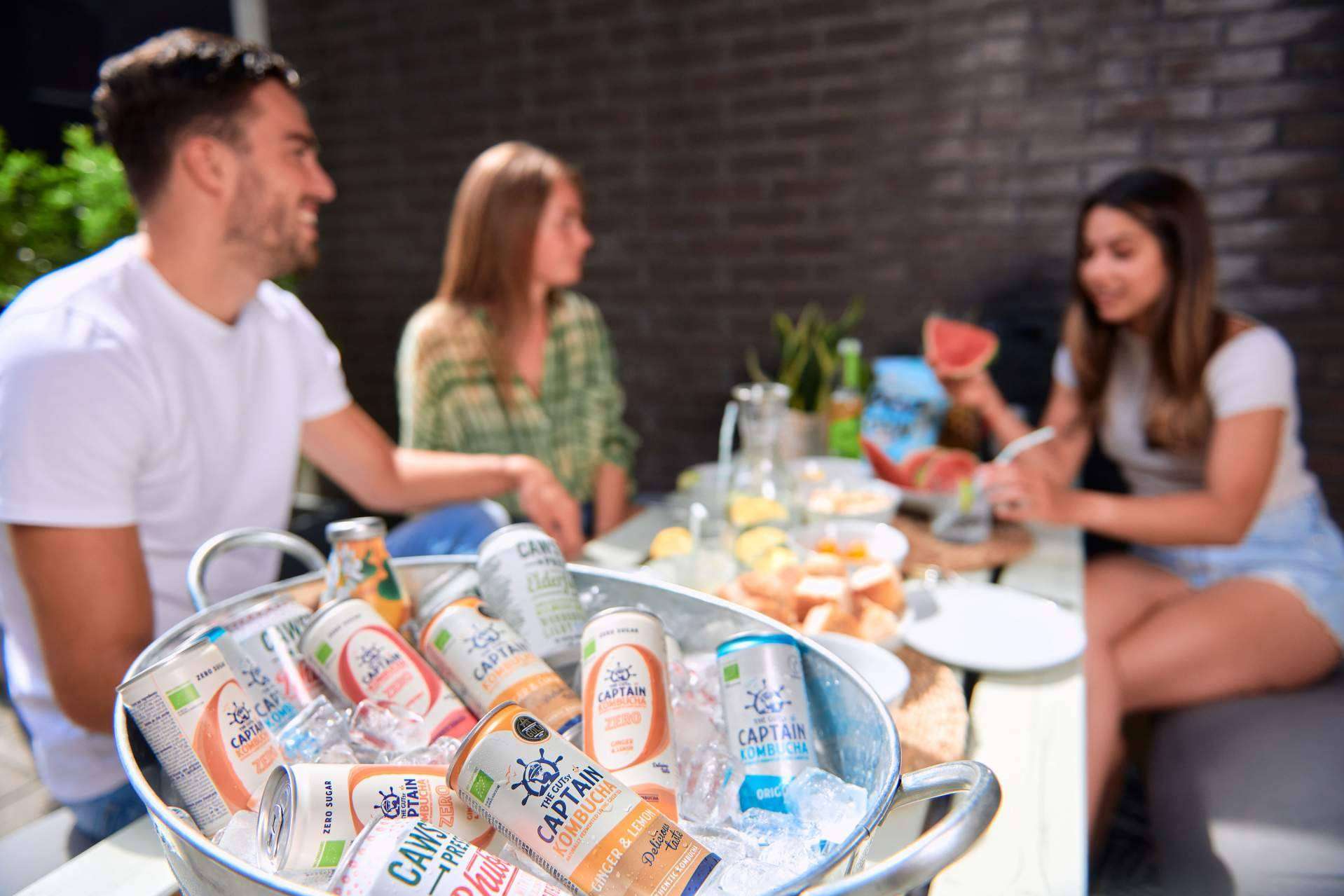 El lanzamiento de la kombucha en lata de GUTsy Captain lanza