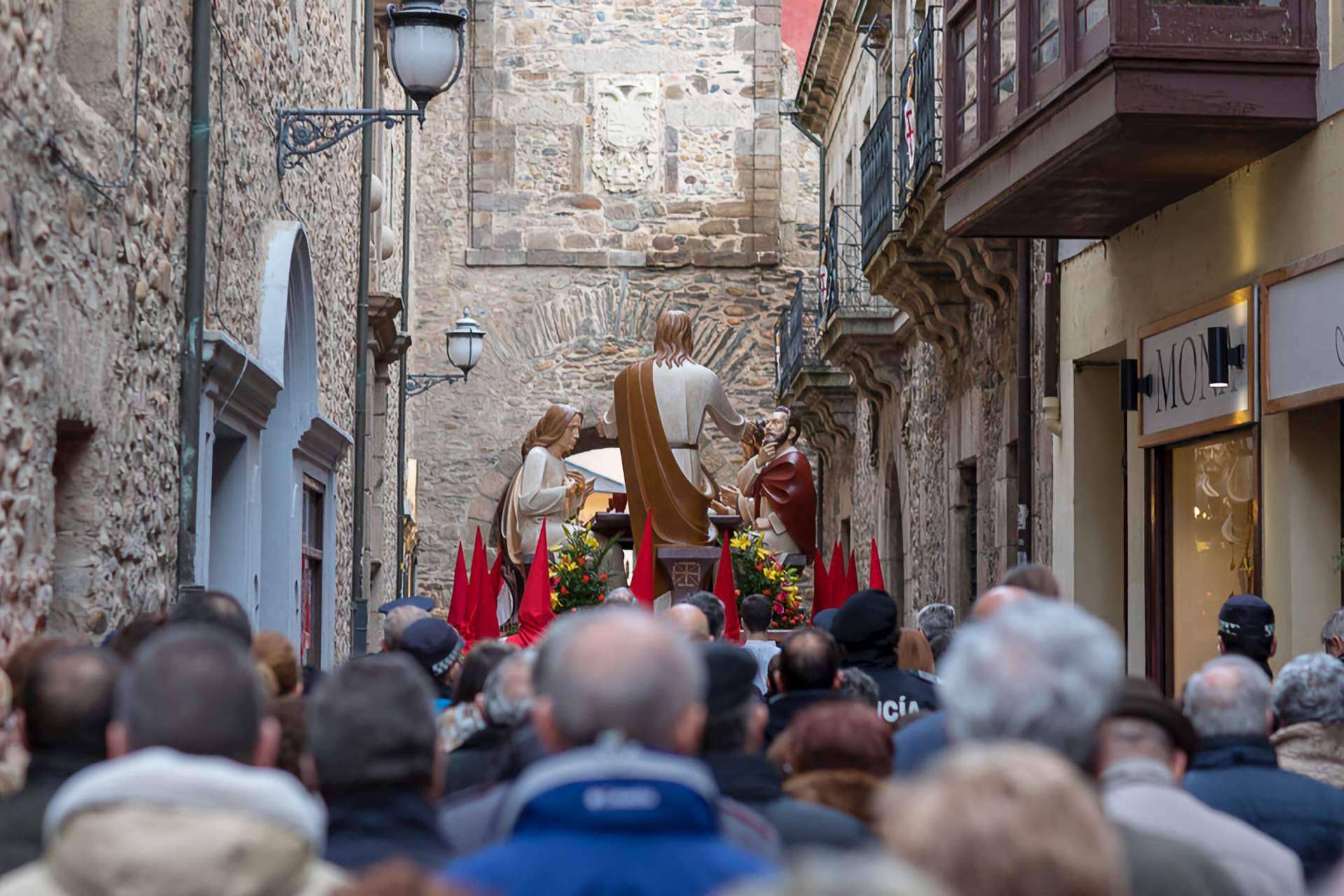 Explorar la Semana Santa de España con Carrera Oficial, una red social para los cofrades