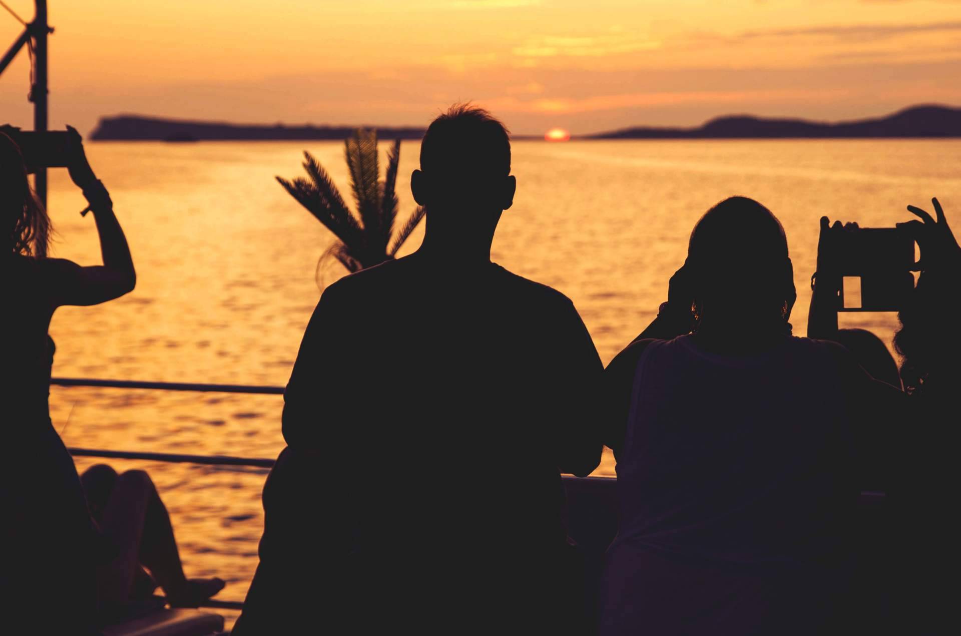 Float Your Boat ofrece cruceros con actividades como el paddle surf Ibiza incluidas
