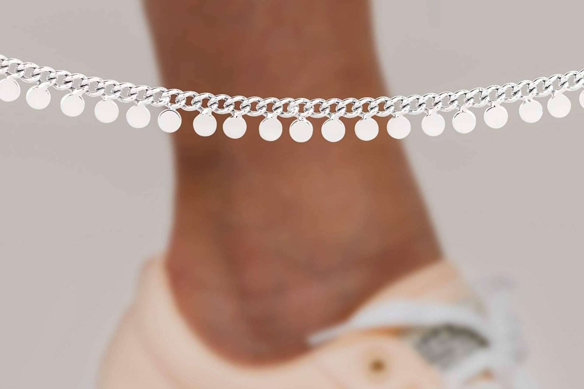 La joyería Le Petite Marie habla de su novedosa colección de tobilleras para verano