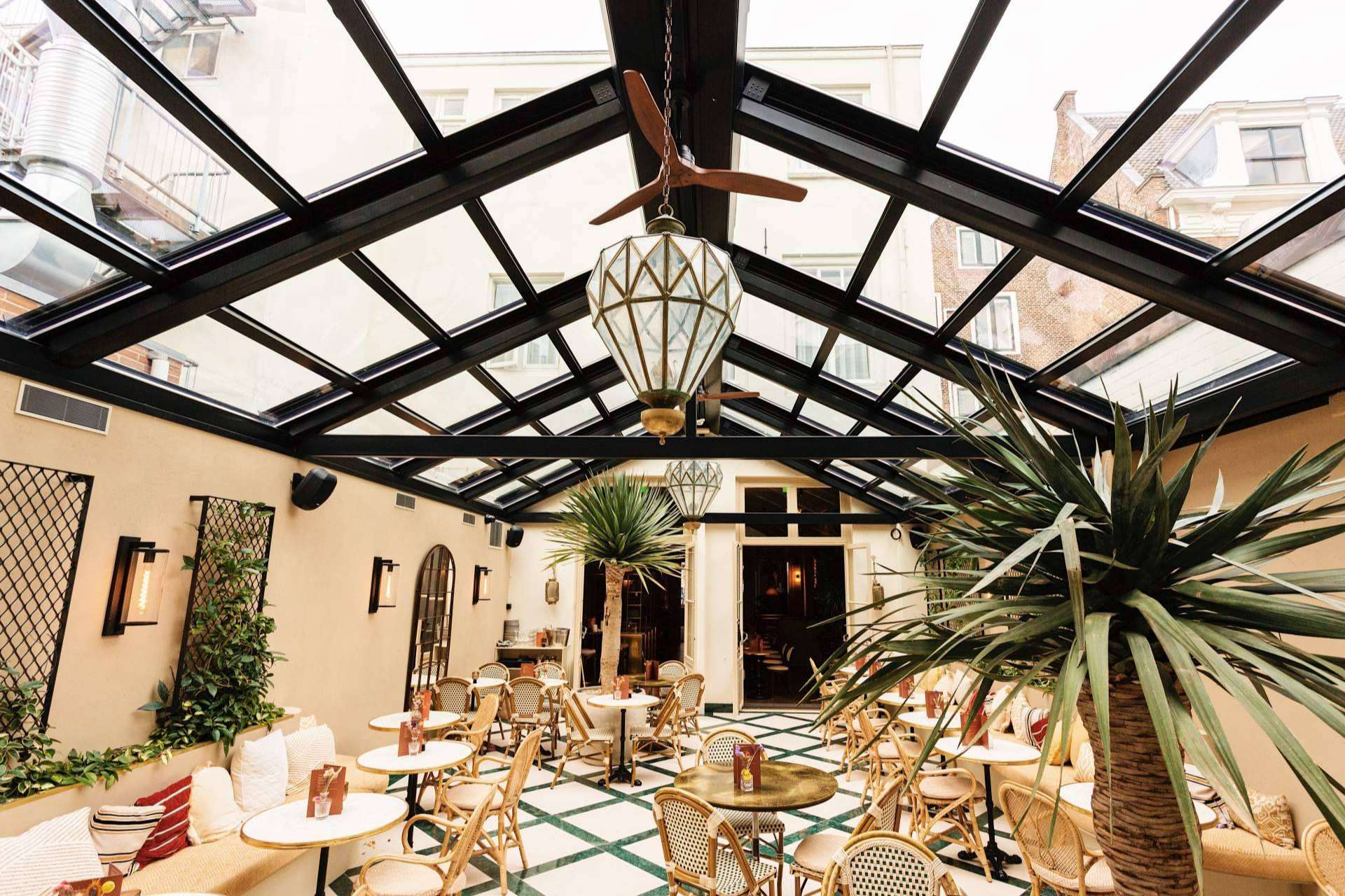 Disfrutar de los patios durante todo el año es posible con los techos móviles de la empresa Airclos