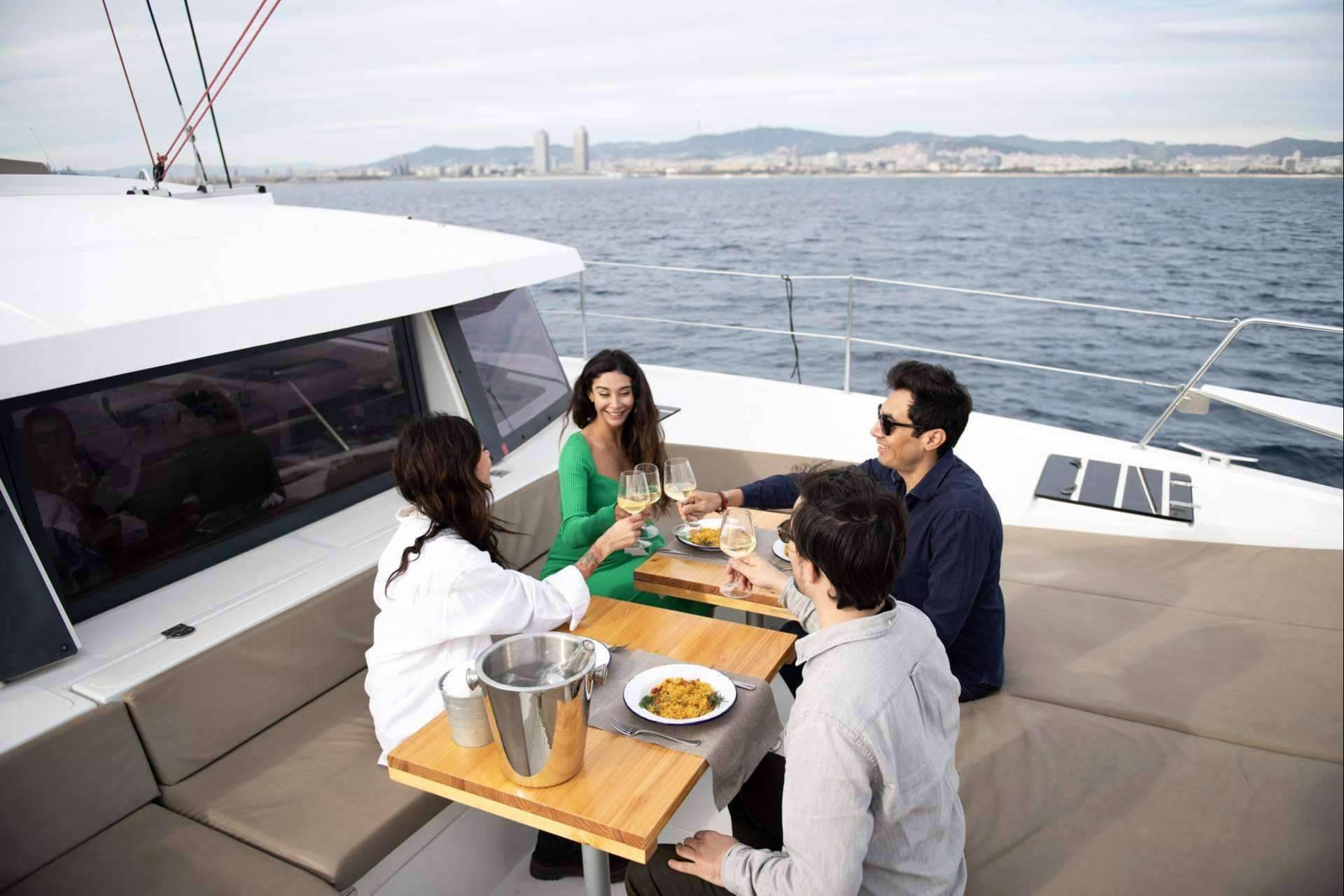 Disfrutar de la comida española más conocida a bordo de un barco en la costa de Barcelona, con Sondevela