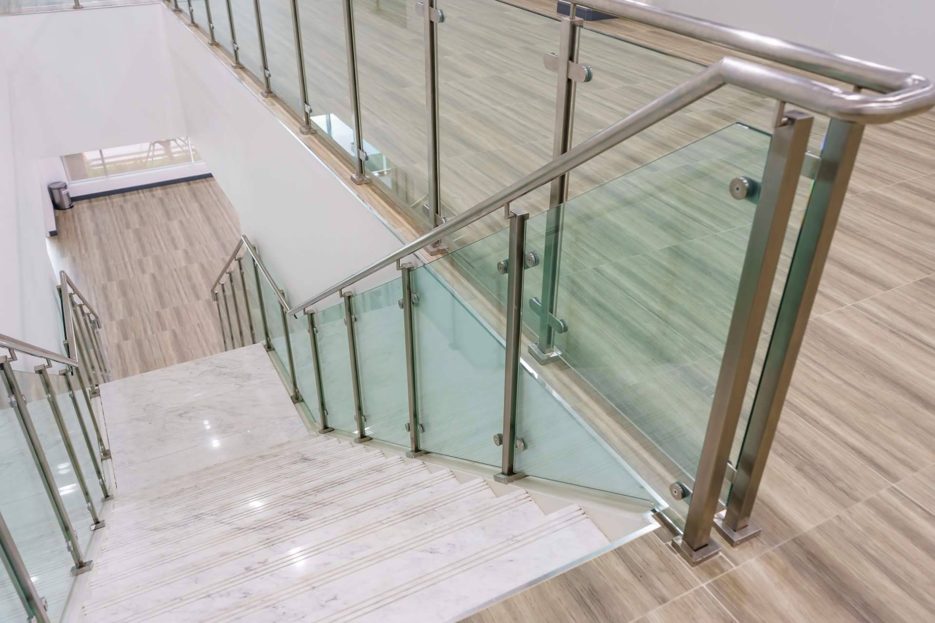 Las ventajas de decorar la terraza con barandillas de cristal, por Kurten Glass