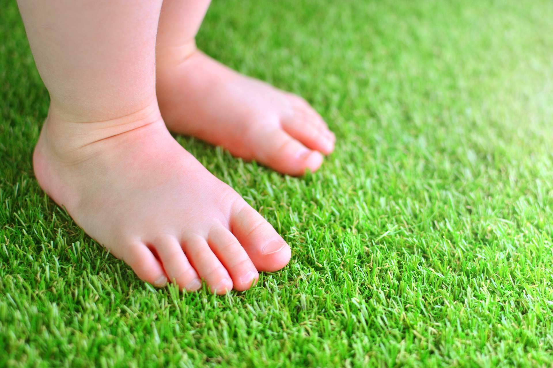 Es posible disfrutar del verano al máximo con el césped artificial para piscinas de JardinVertical.es