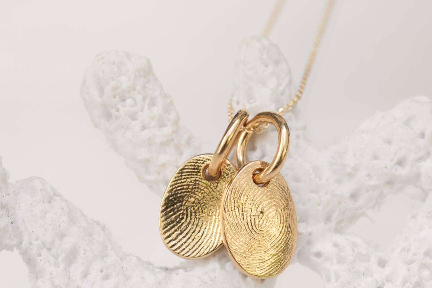 El regalo ideal para el Día de la Madre, la medalla con huella de la firma Dejando Huella Joyas