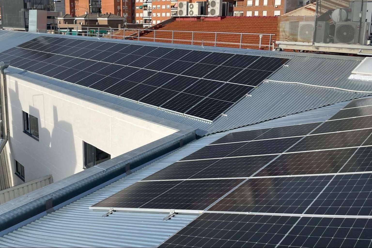 Cómo ahorrar en el autoconsumo industrial, con E4e Soluciones