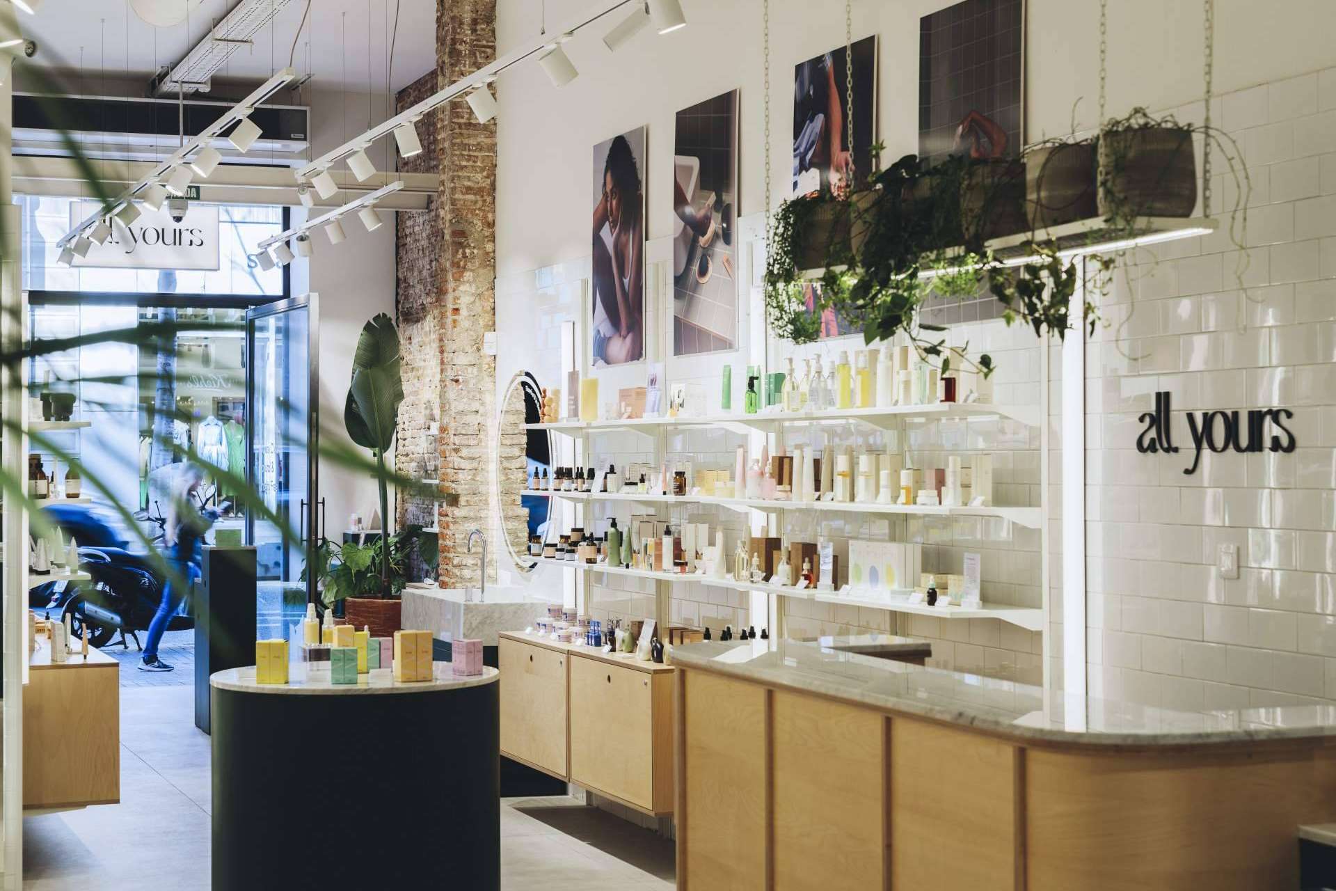 All Yours, la tienda de cosmética en Barcelona que promueve la clean beauty y el bienestar responsable