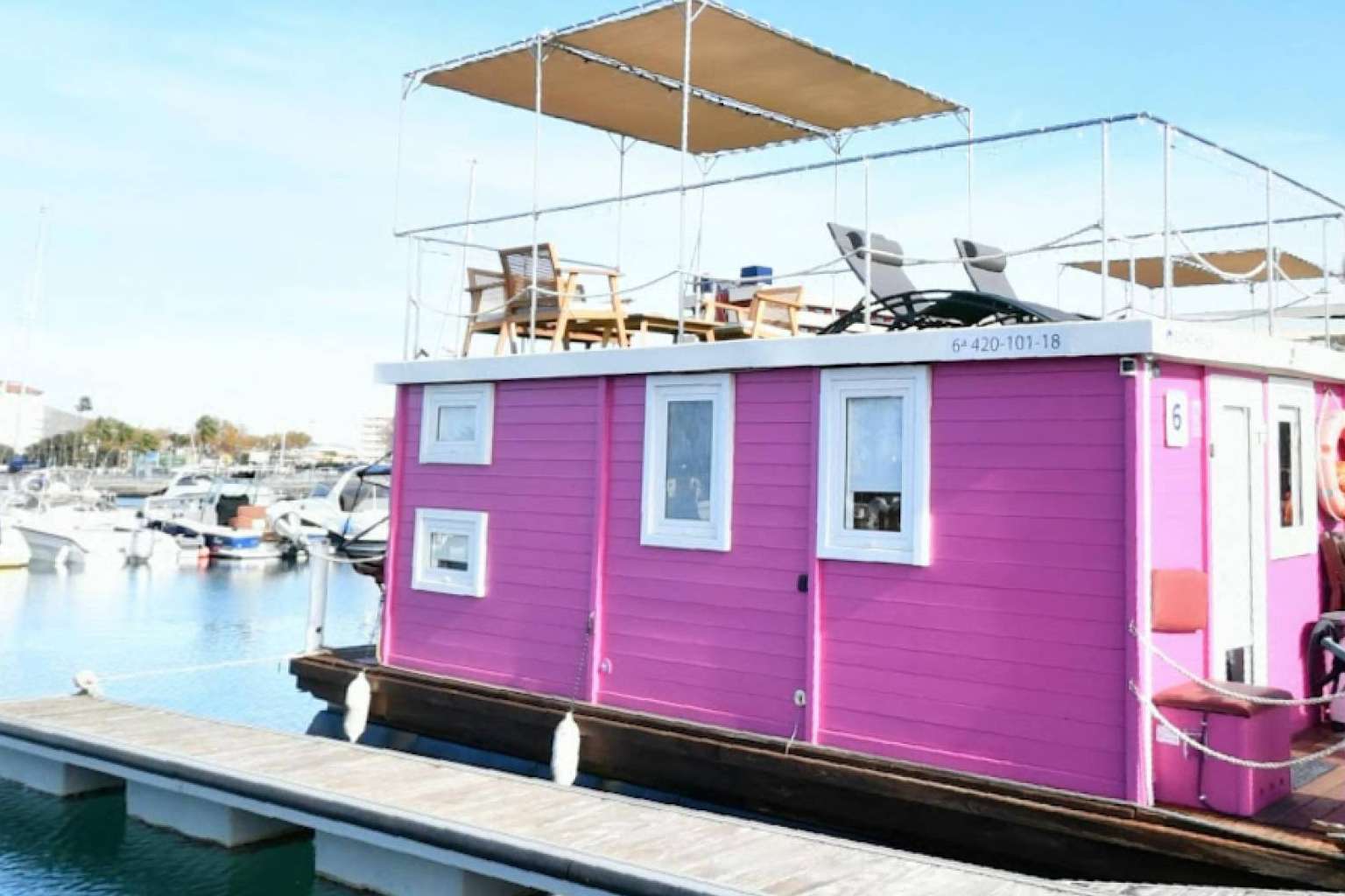 El puerto deportivo Alcaidesa Marina, el entorno de las casas flotantes de Boat Haus