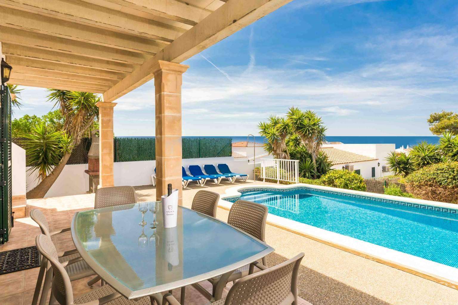 ¿Cuáles son los beneficios de adquirir una casa en Menorca?