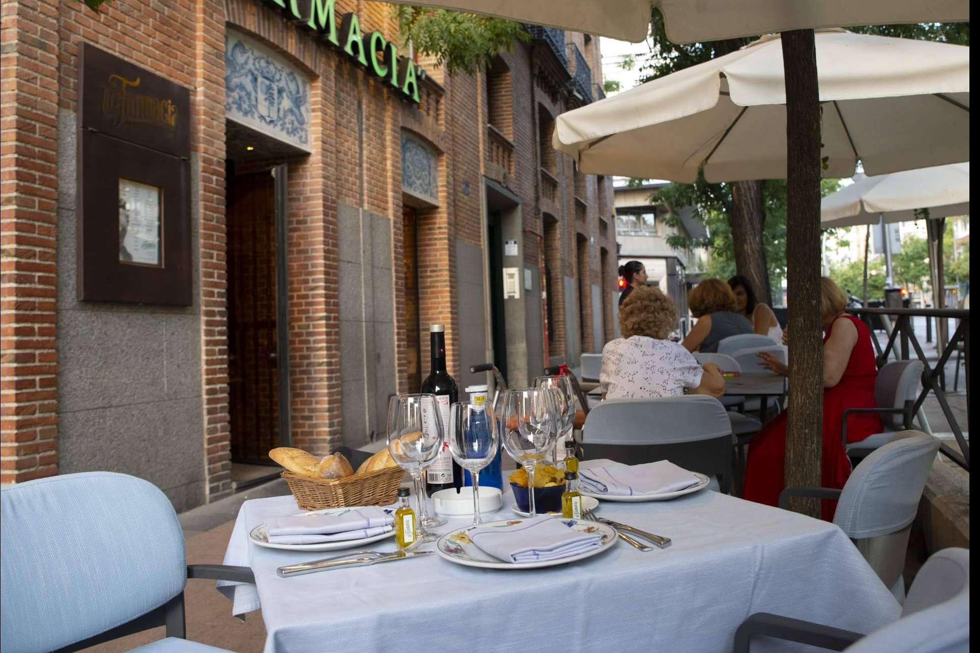 El restaurante Tasca La Farmacia ofrece una experiencia gastronómica auténtica en Madrid