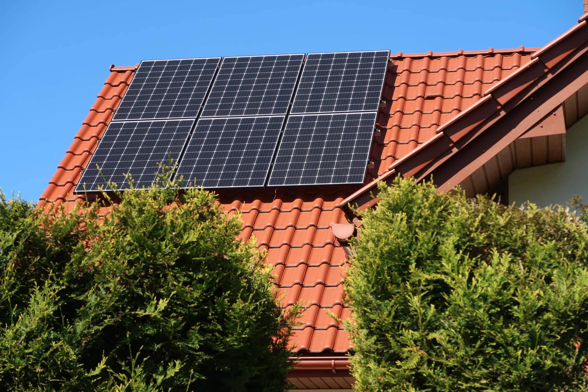 La fibra óptica plástica para una energía sostenible, la clave para optimizar las placas solares y cargadores eléctricos