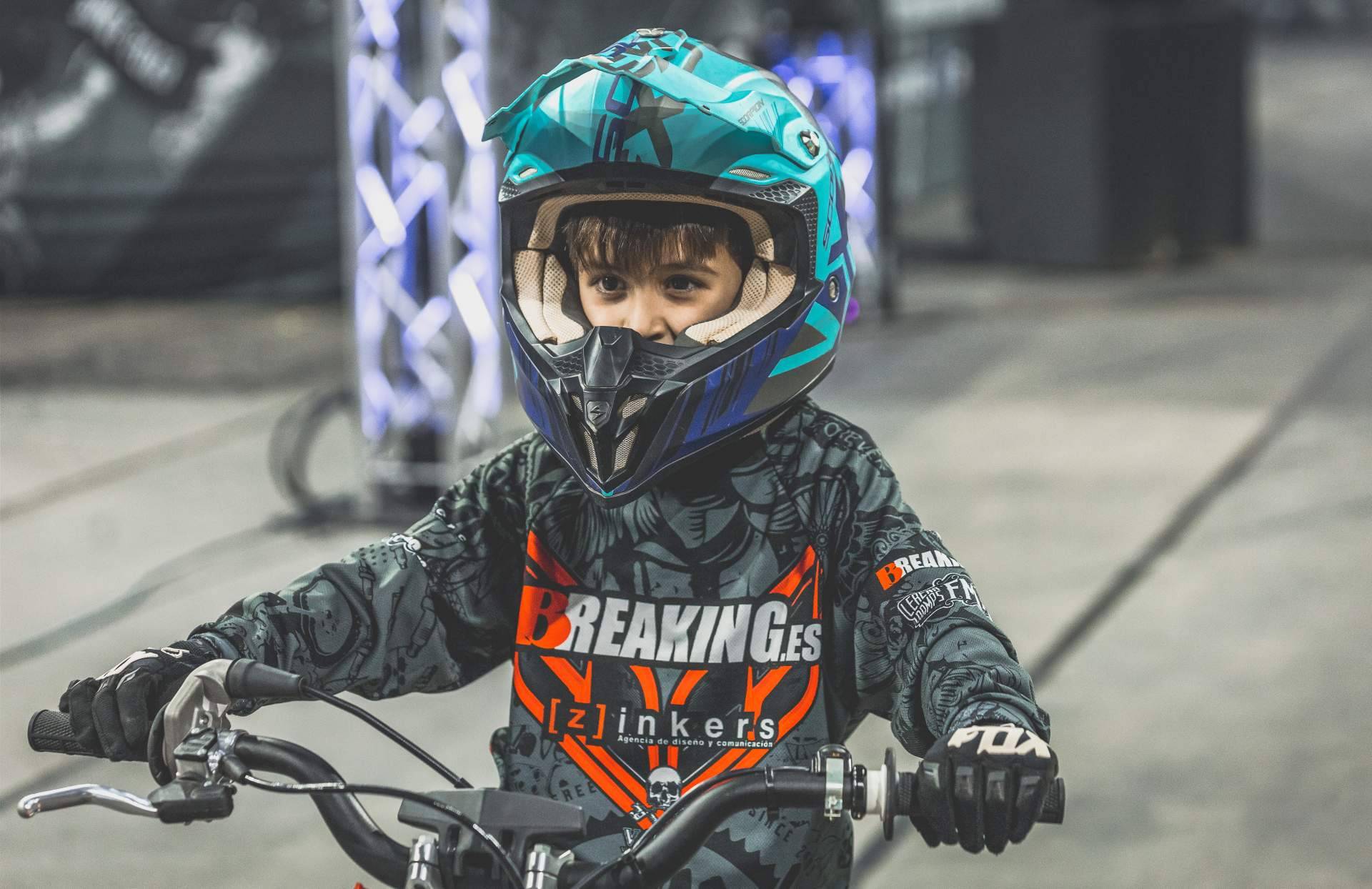 Espectáculo de acrobacias en moto exclusivo para los alumnos de la escuela de motocross Motoffroad de Zona Motor Ametlla Park por los pilotos del equipo Breaking de Freestyle Motocross