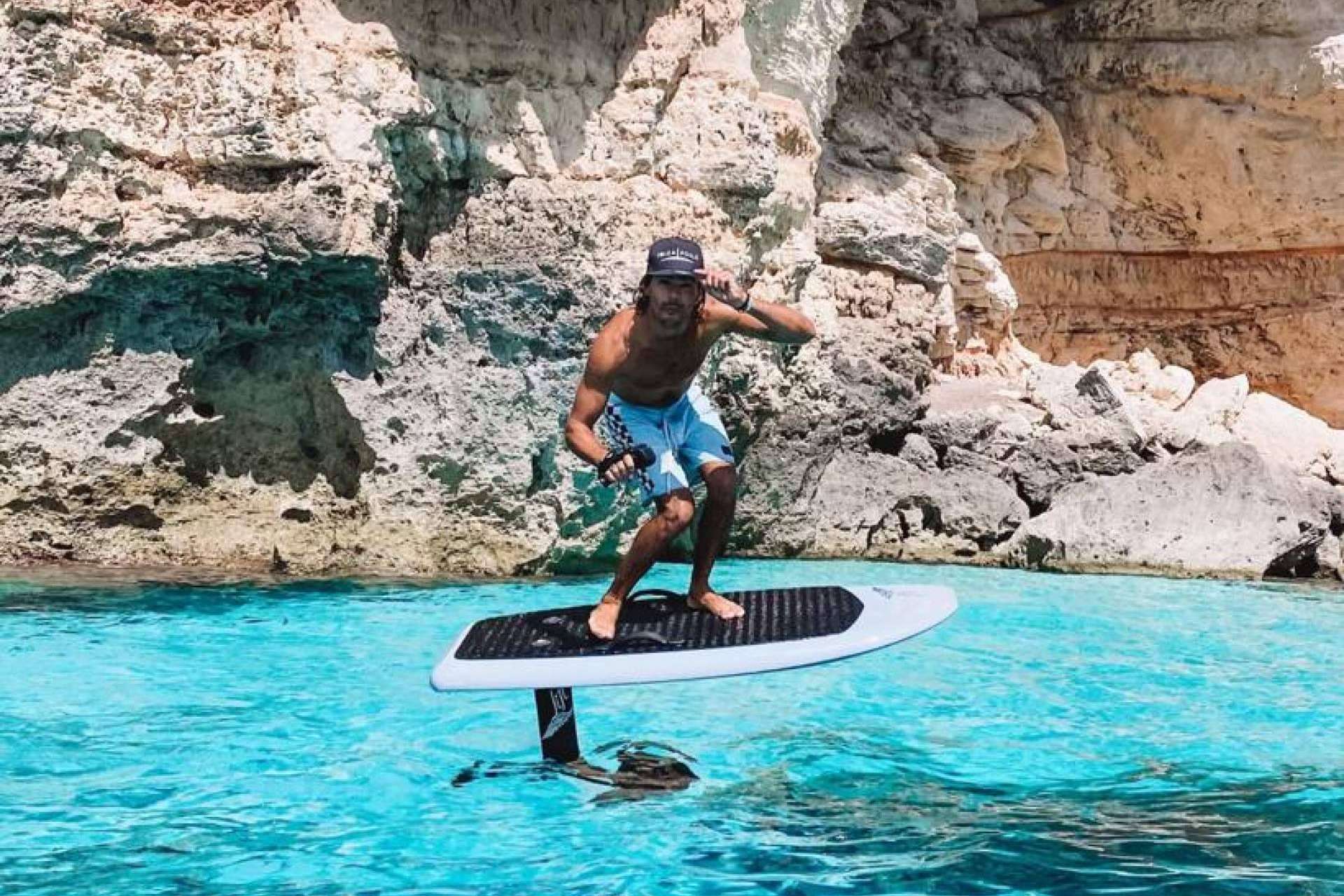 Alquiler de eFoil en Ibiza para disfrutar del verano de una forma divertida