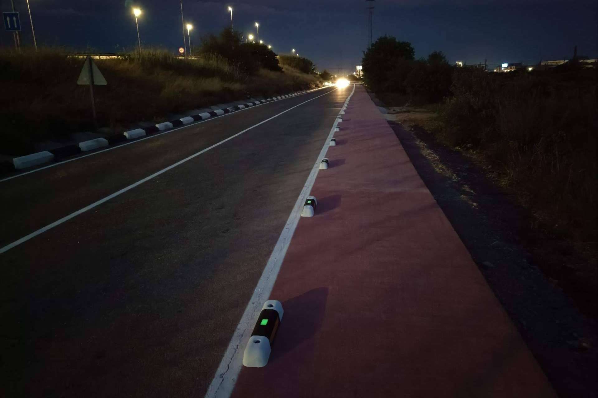 Suministro e instalación del separador de carril bici fotoluminiscente de Abadecom en la ciudad de Masalfasar en Valencia