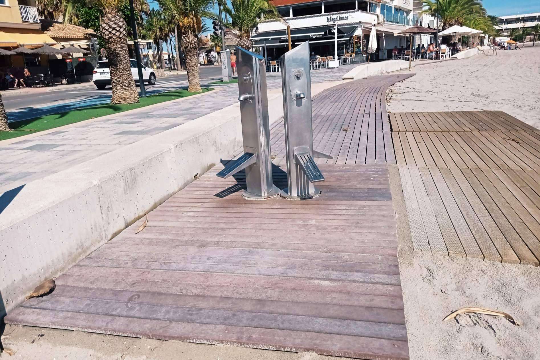 Pasarelas de playa de plástico reciclado; la propuesta innovadora de Abadecom en Masalfasar, Valencia