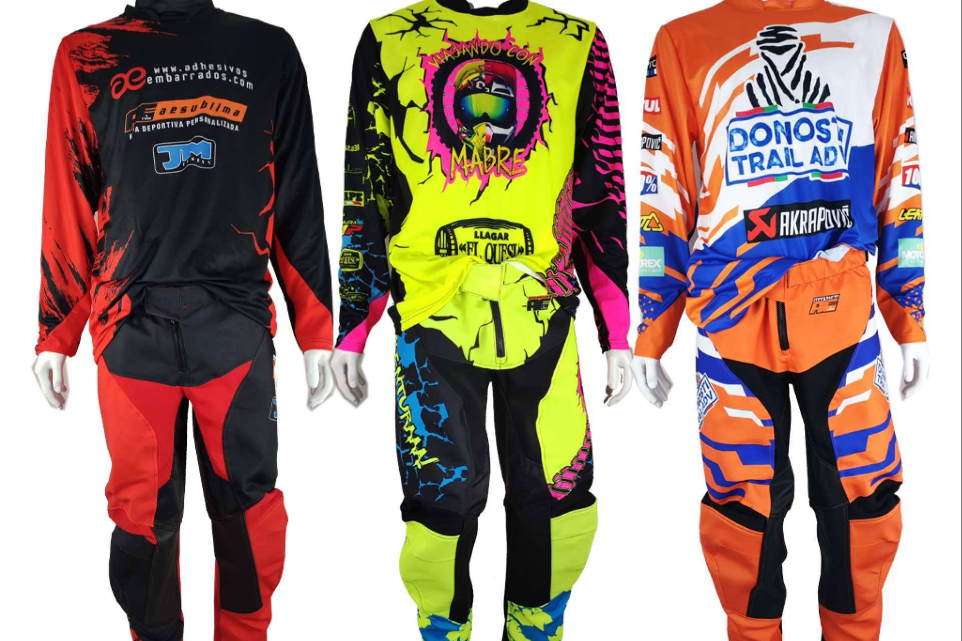 ADHESIVOSEMBARRADOS dispone de una exclusiva línea de ropa personalizada con la que descubrir la pasión del motocross