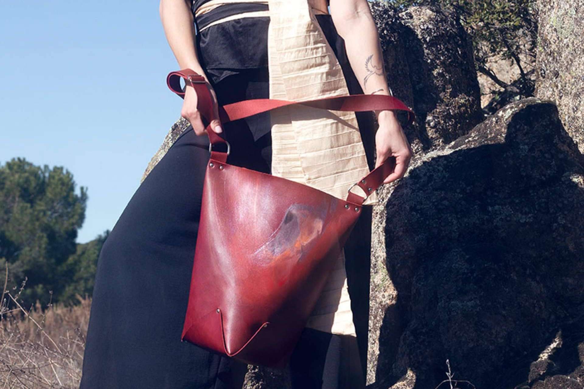 Bolsos pintados a mano que fusionan arte y diseño, ofrecidos por Araceli García
