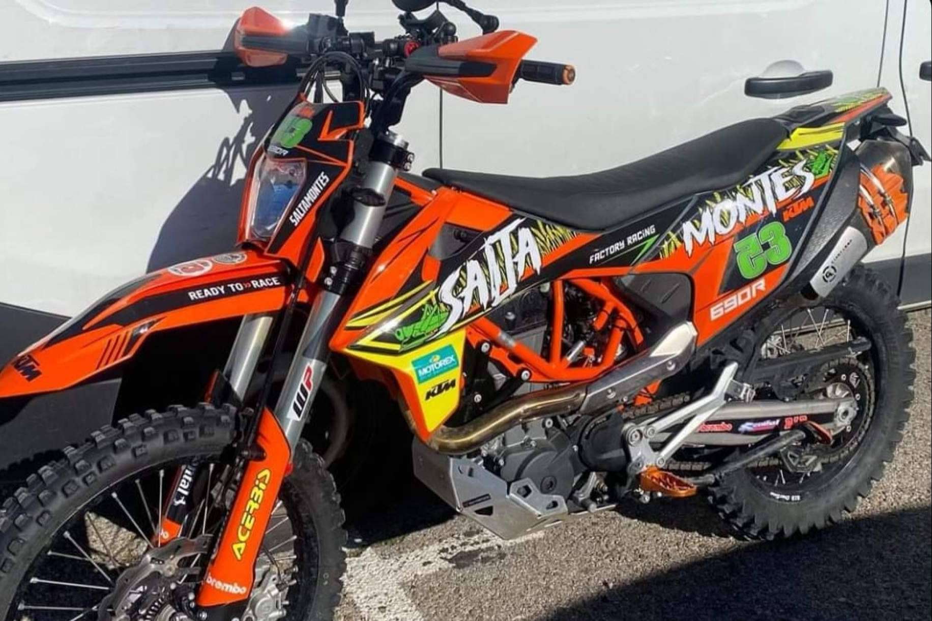 ADHESIVOSEMBARRADOS incluye nuevos modelos de pegatinas para moto en su catálogo