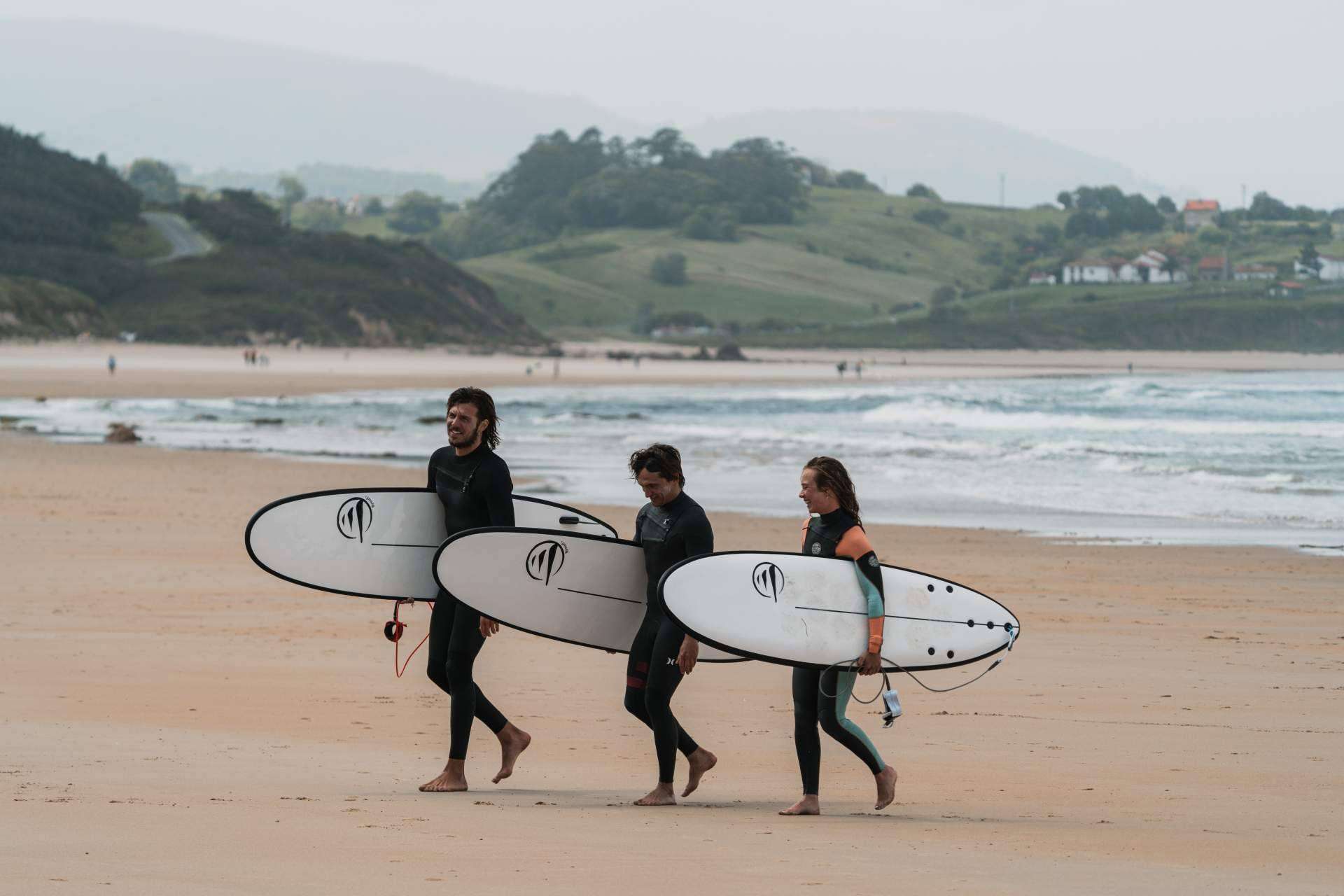 ¿Cuáles son las 5 mejores playas de España para aprender a surfear?, con Flysurf Boards