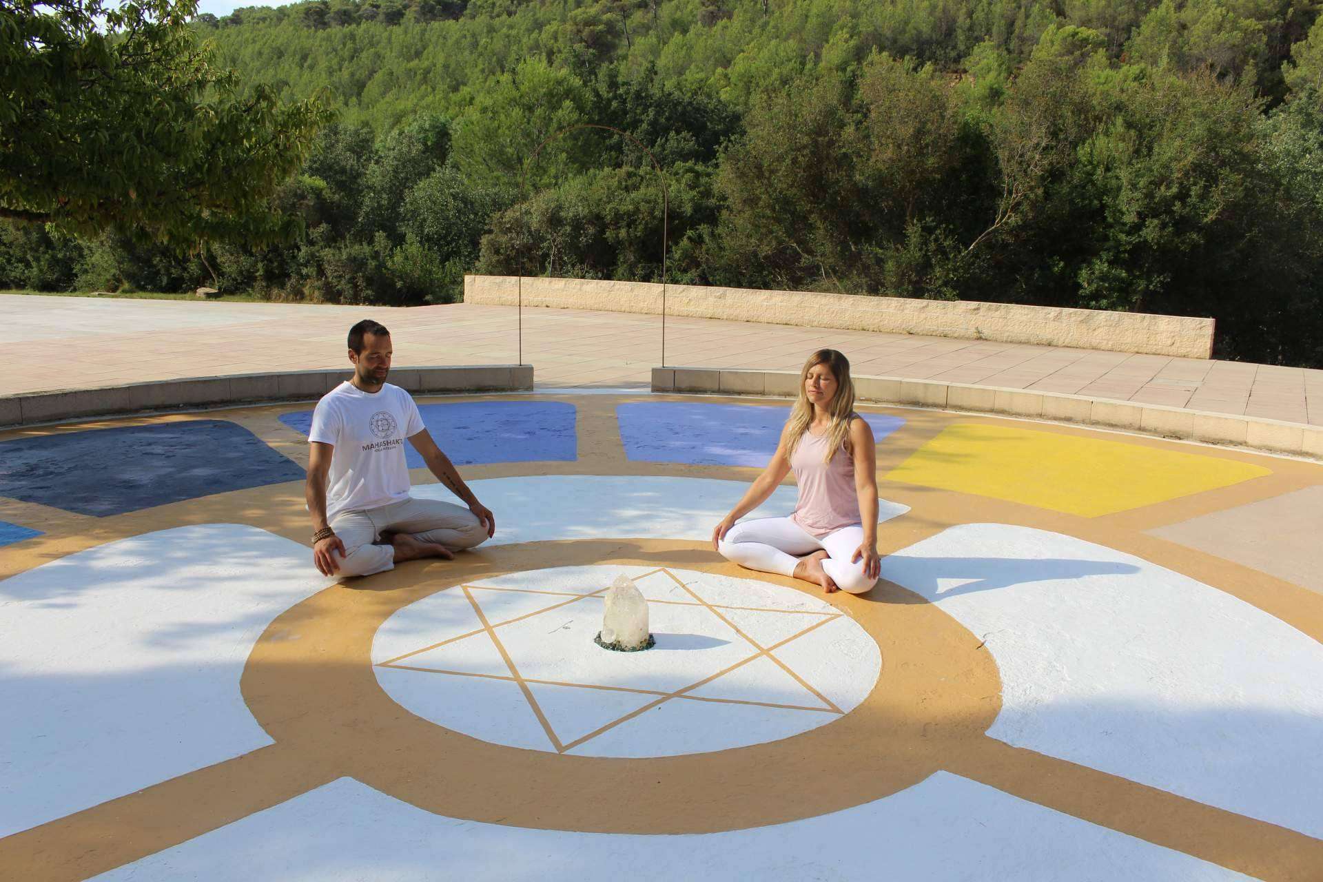 Conocer a fondo el yoga integral, con los cursos para profesores de la Escuela de Yoga Integral Mahashakti