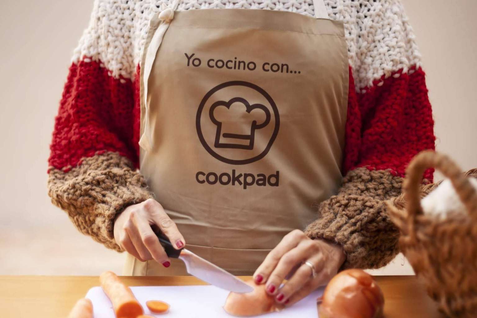 Las claves para aumentar la felicidad diaria; socializar, reír, abrazar, comer... y también cocinar