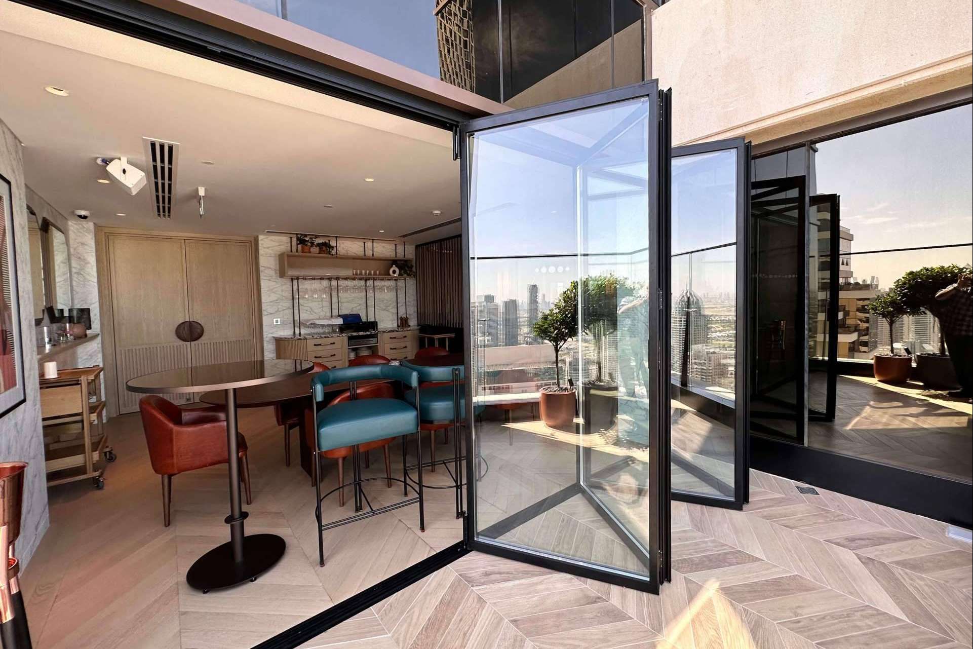 Airclos y su amplia oferta de puertas plegables con cristal