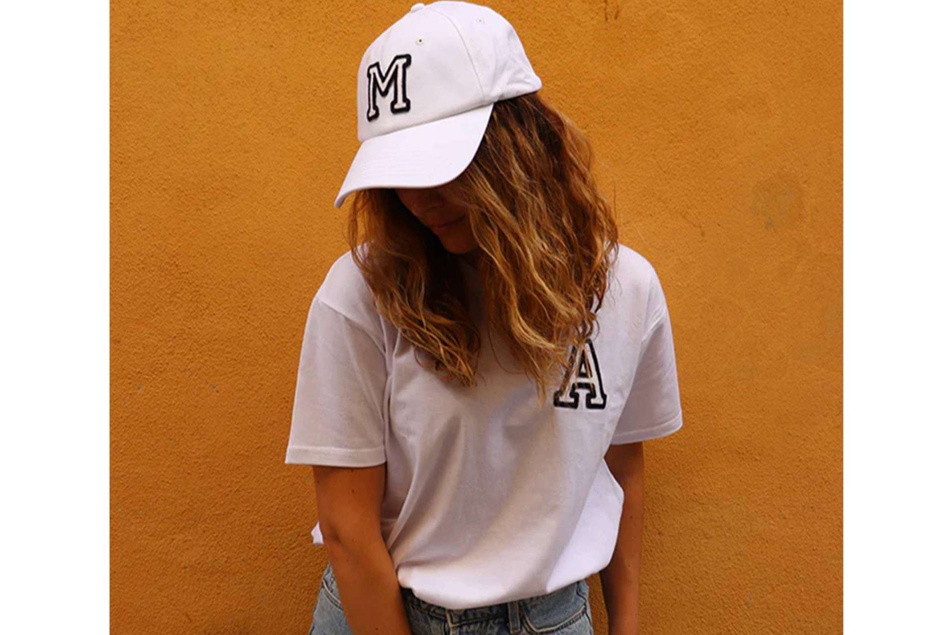 Las camisetas personalizadas con inicial de Anitials, una prenda única para este verano
