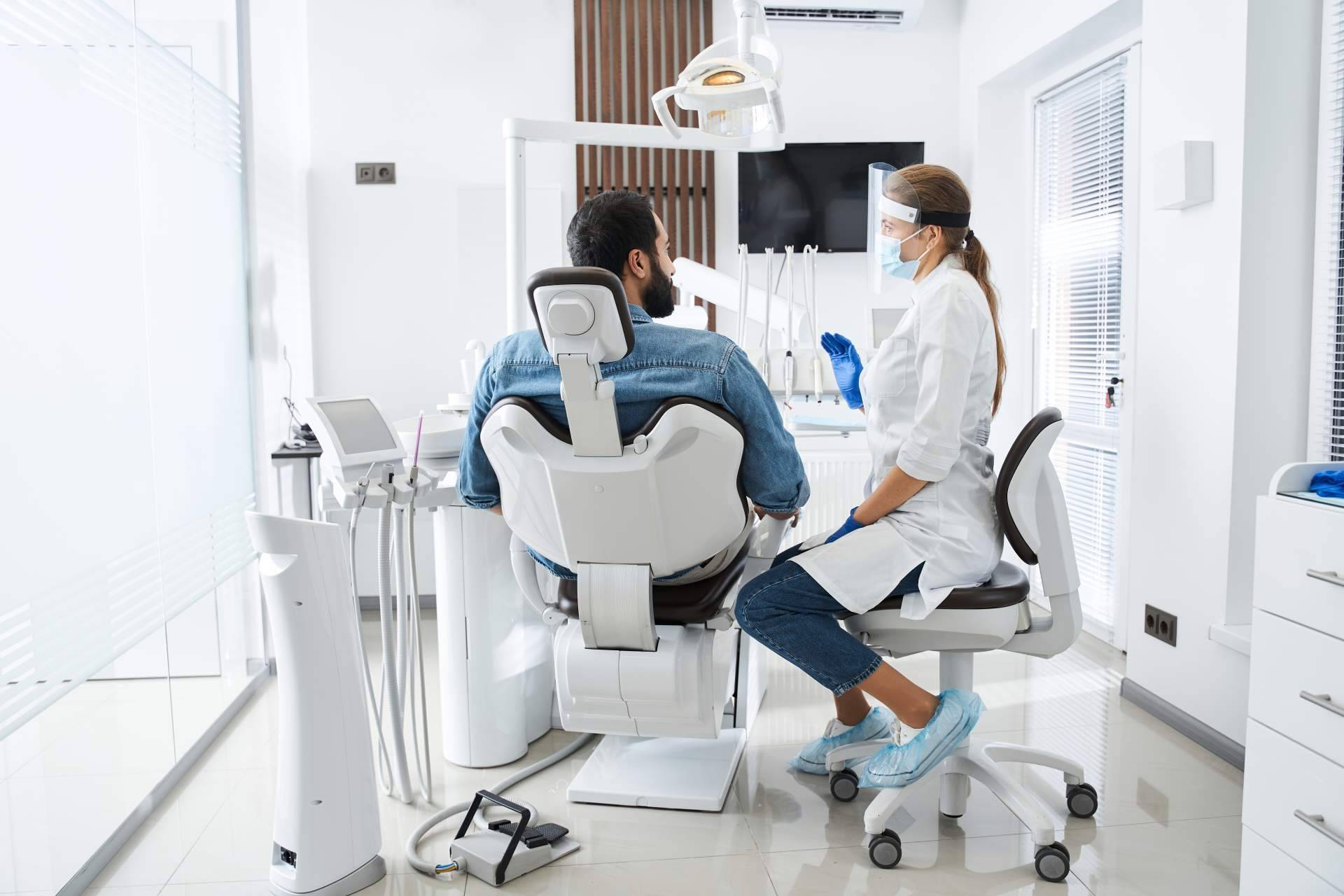 Lucir una sonrisa deslumbrante es posible este verano con la clínica dental Agudo Rosa