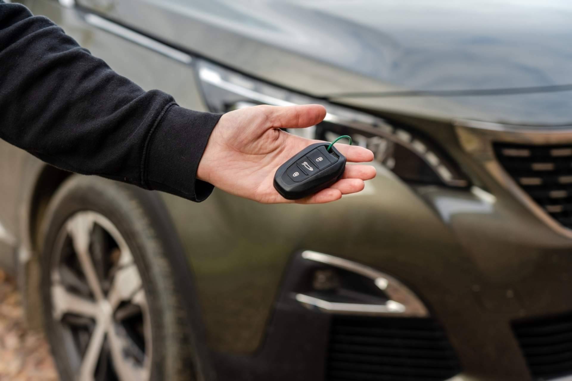 ¿Por qué es importante tener dos juegos de llaves del coche antes de irse de vacaciones?, según EGINER