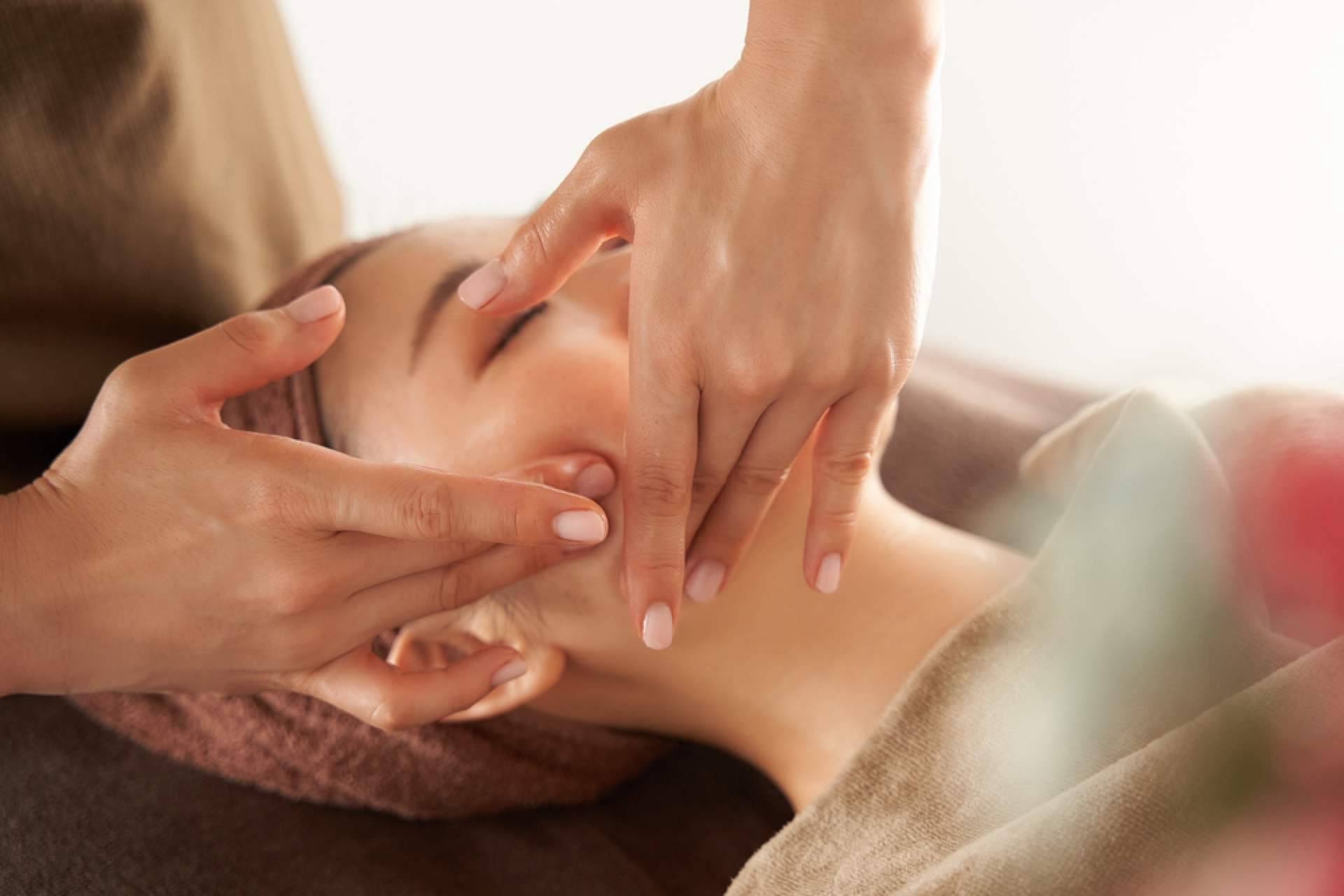 ¿En qué consiste y cuáles son los beneficios del masaje facial japonés?, con LINCKIA Cadaqués