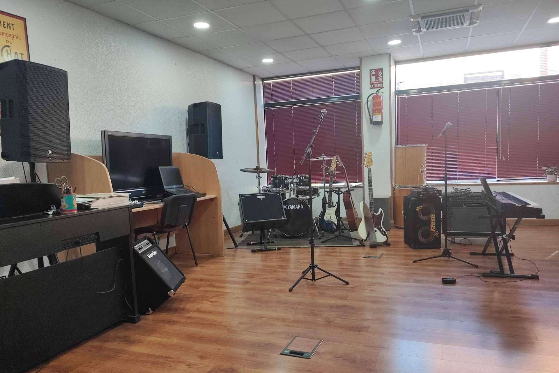 La academia de referencia en Ciempozuelos, Madrid, Escuela de música Blancas y Negras, ofrece clases colectivas e individuales