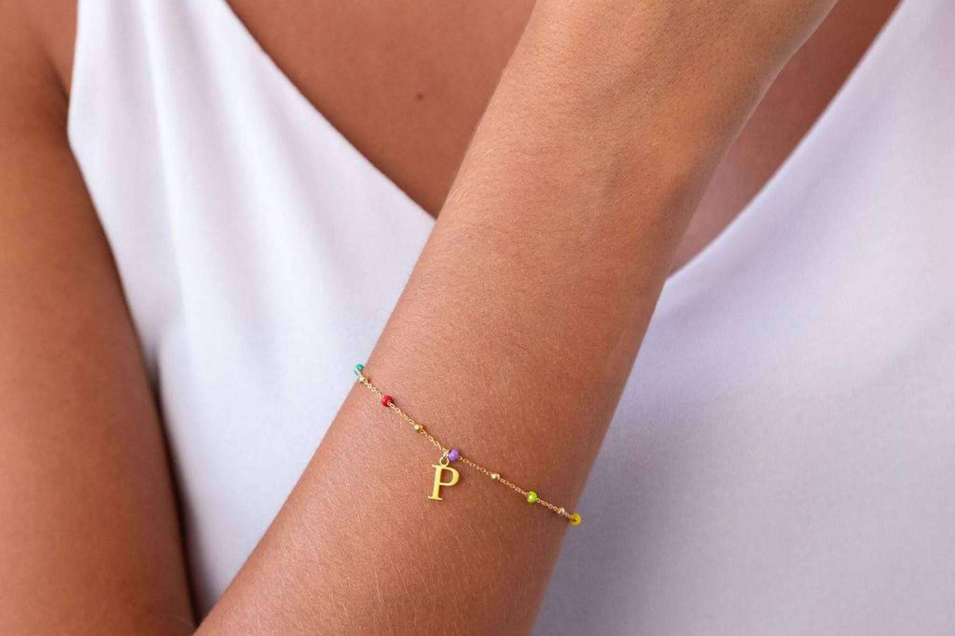 Pulseras con iniciales, un regalo significativo para una persona especial