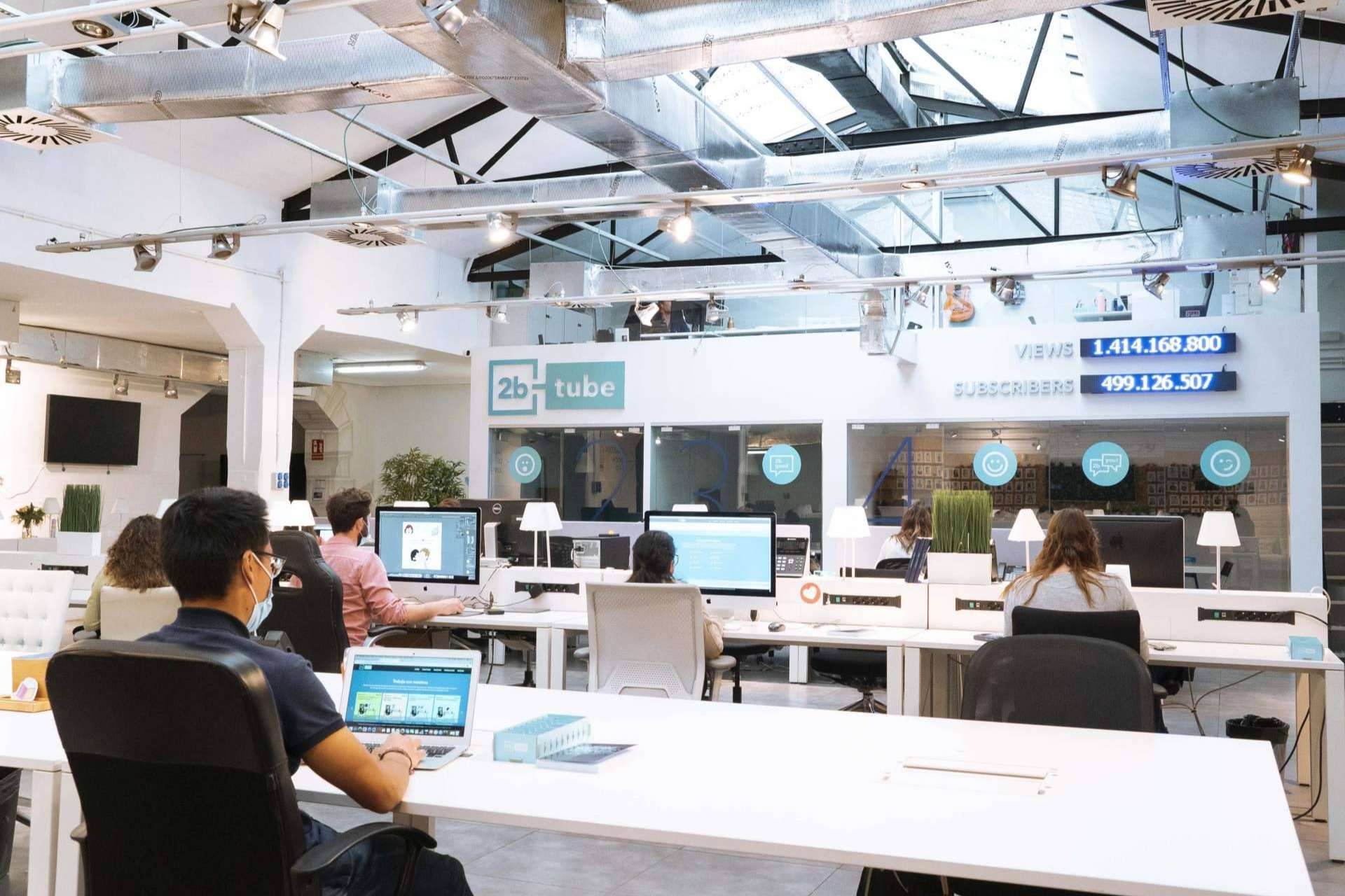De representar influencers a convertir en influyentes a las marcas, el trabajo de 2btube